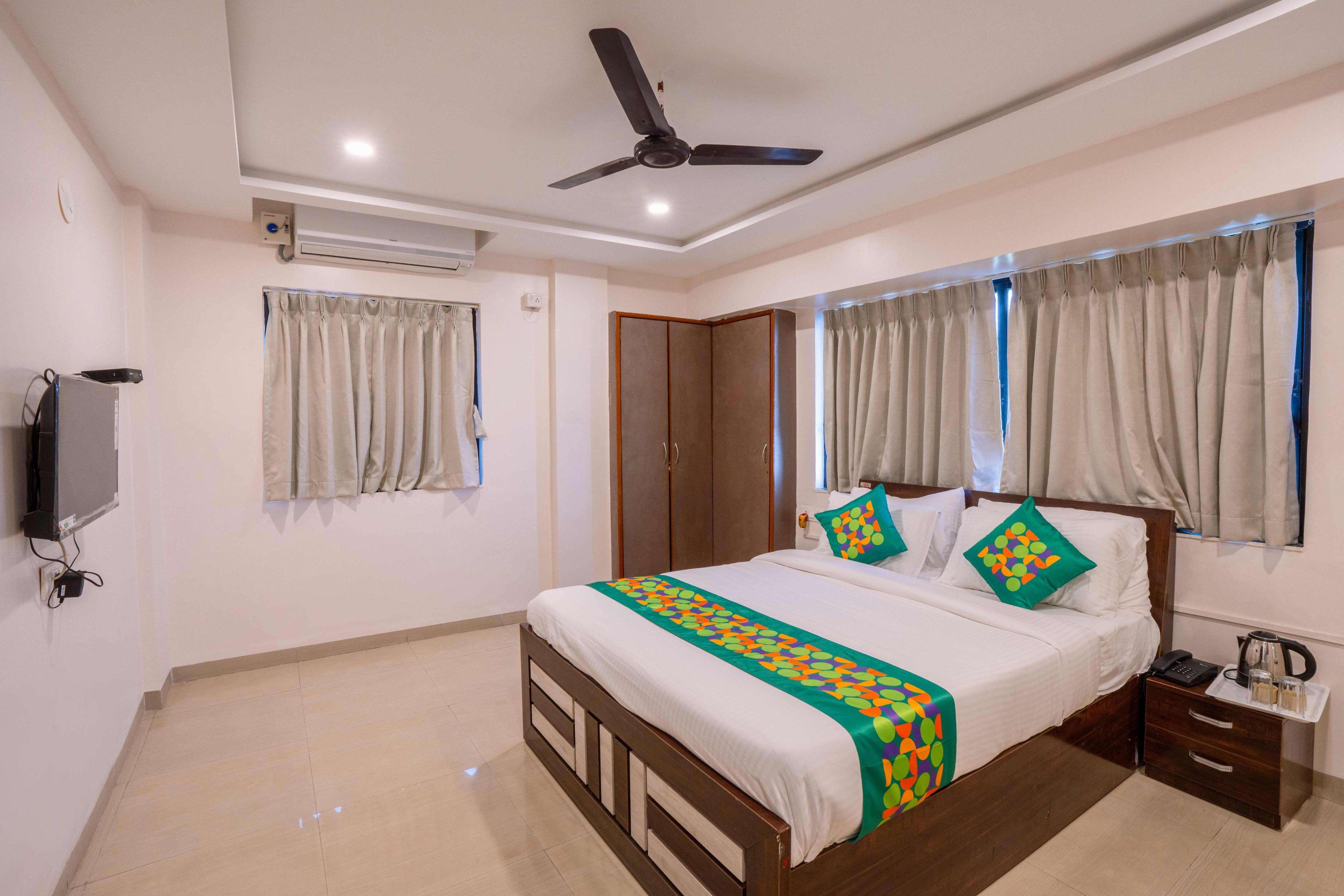 Treebo Royal Comfort Atithi Room Type - Deluxe Room