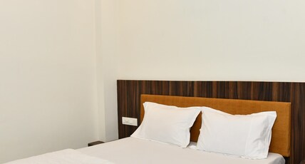 Hotel Shreeji Palace (On Railway Station) Room Type - Deluxe Room AC