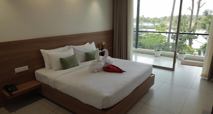 The Brook Serene Room Type - Deluxe Room with Lake View
