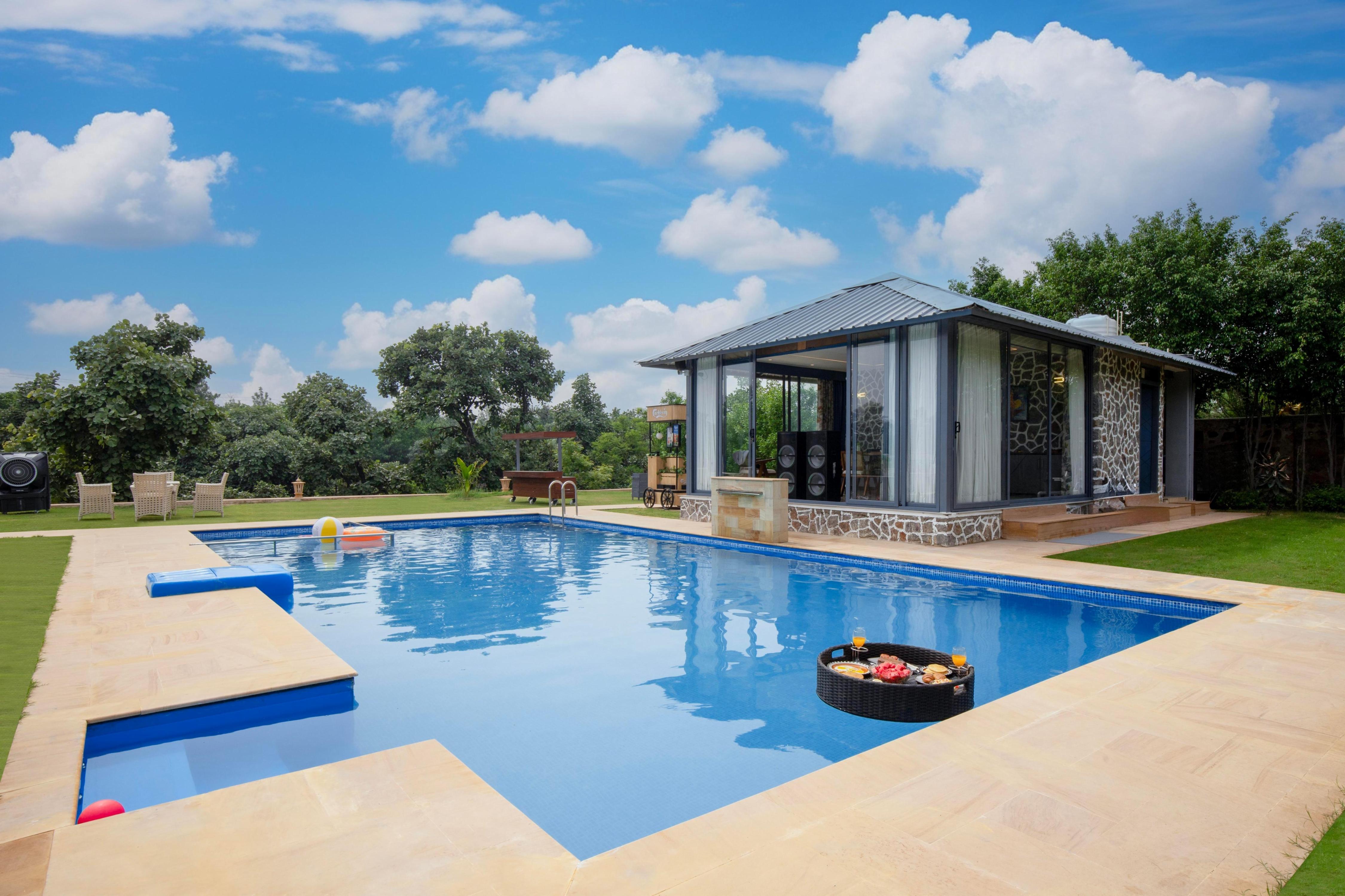 Lavish 5 BHK Farm with Pond and Gazebo - Tap to explore photos