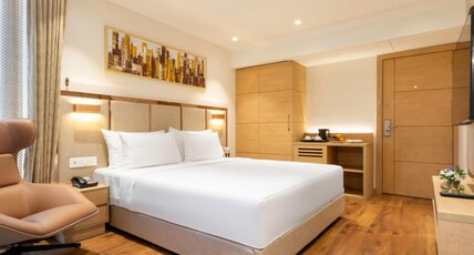 Clarks Inn Indore Room Type - Executive Room with City view and Queen Bed