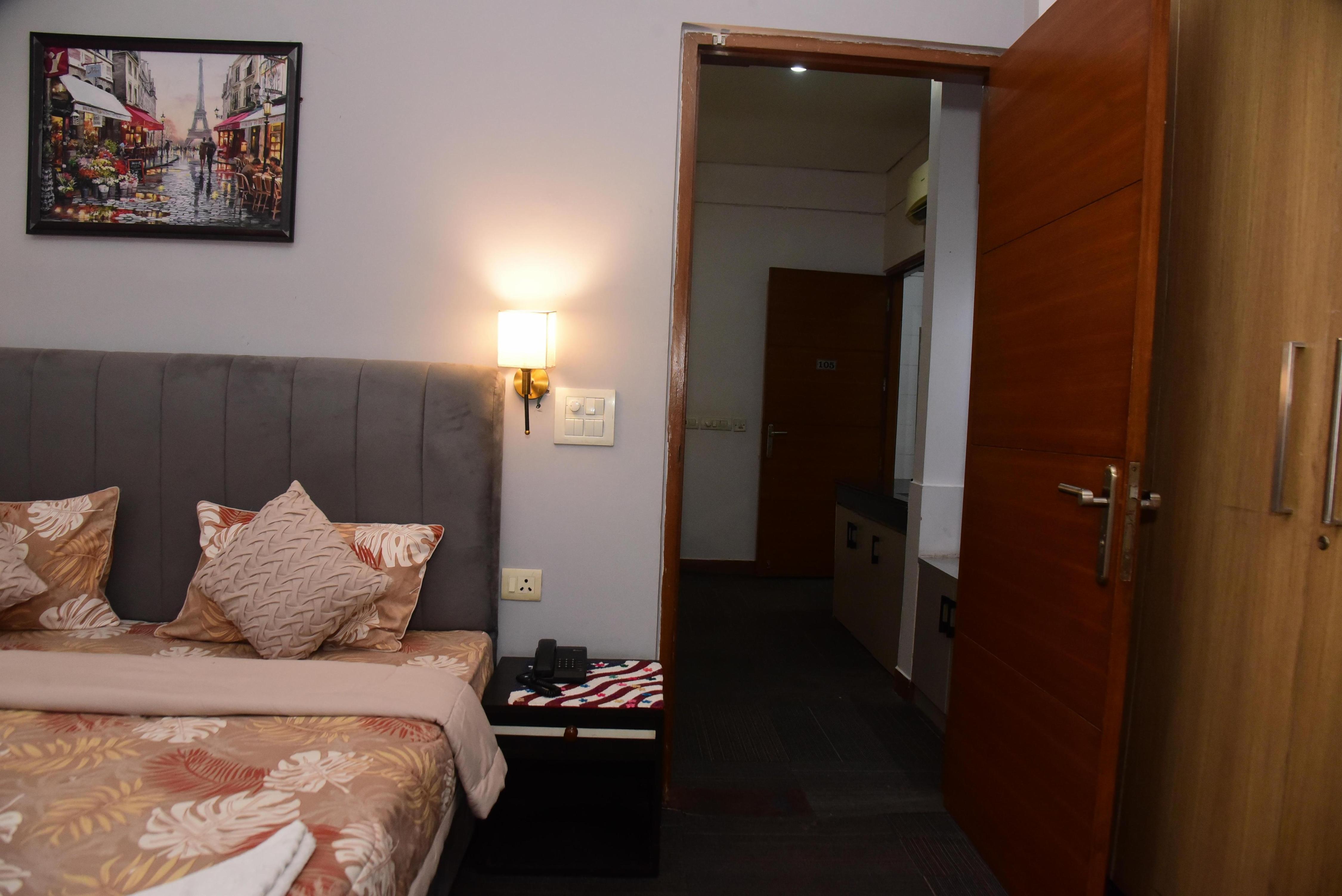Mallenzo Luxury Suites Golf Course - Tap to explore photos