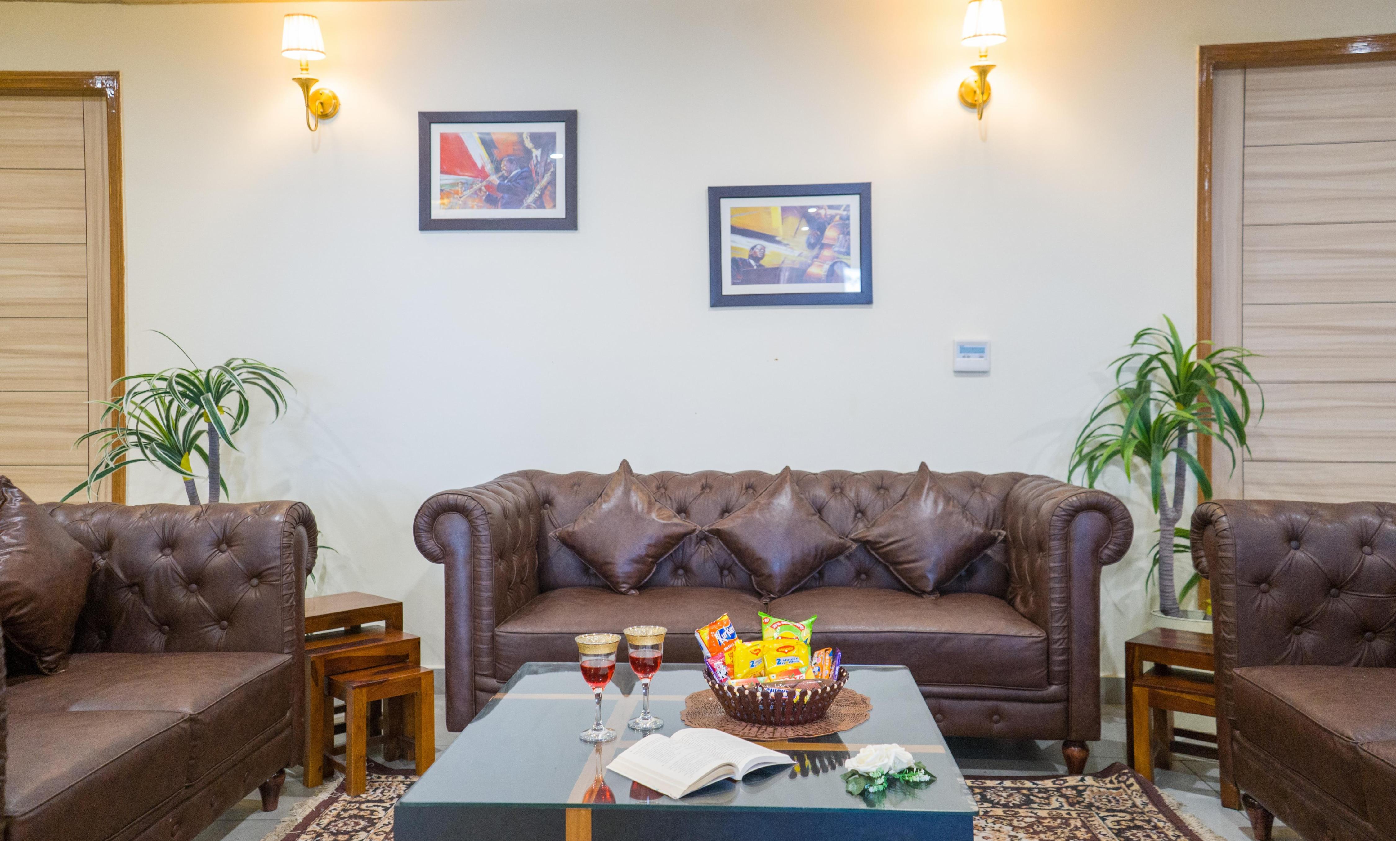 Alaya Stays 3 BHK Apartment with Lift | Sparklyn Daisy - Tap to explore photos