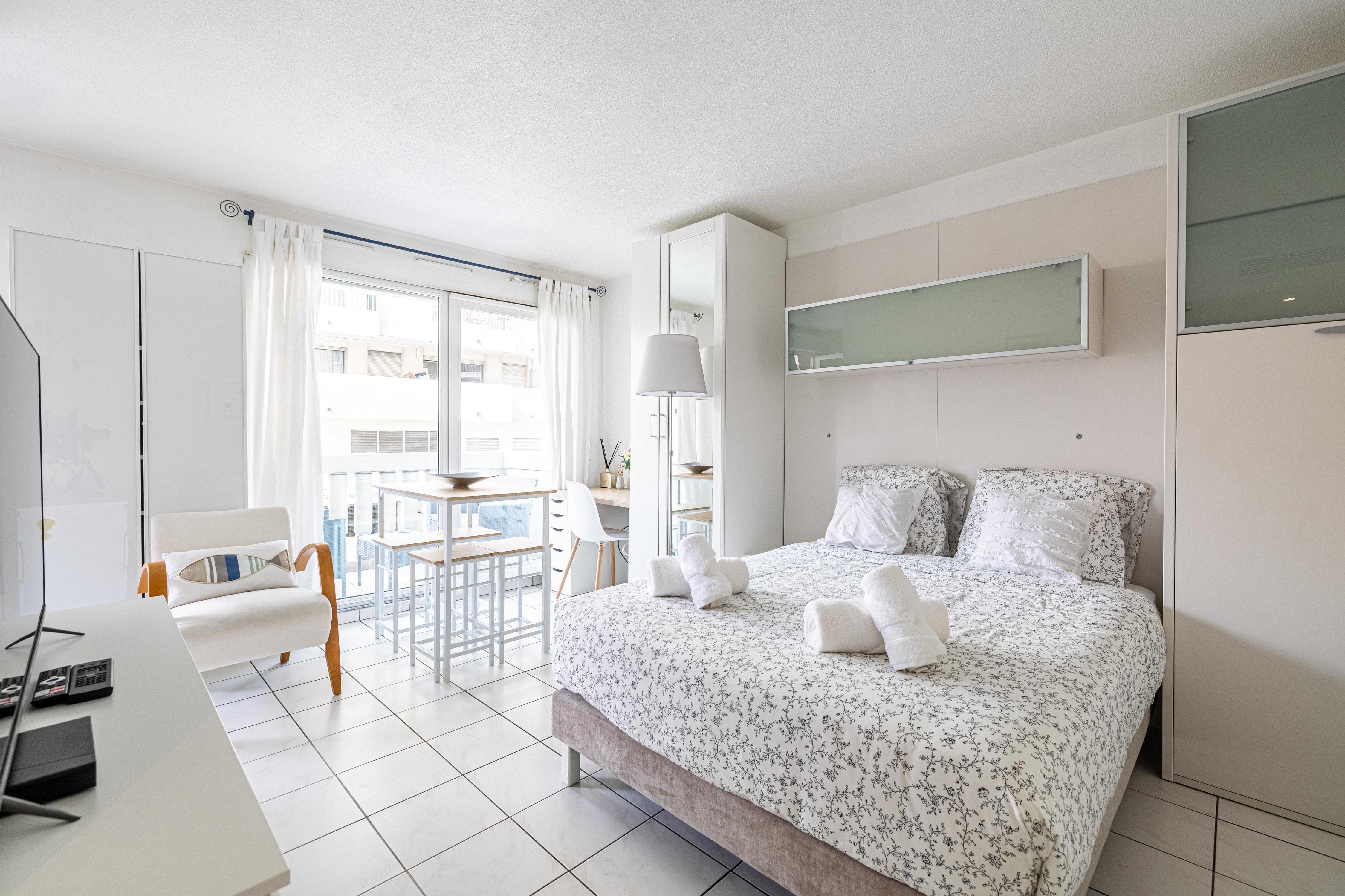 Charming Studio with balcony & pool -Heart of Nice - Tap to explore photos