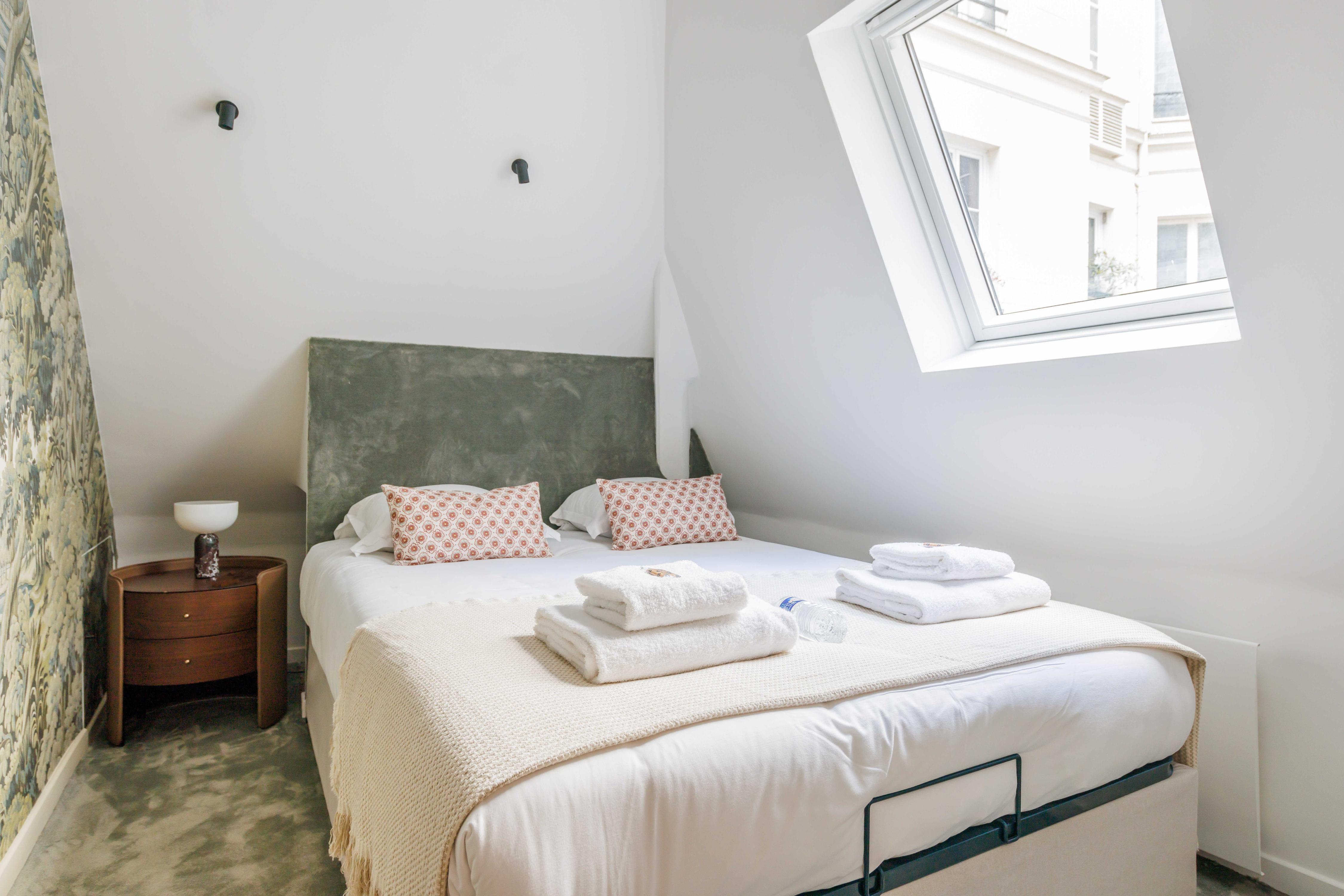 Classy apartment St Honore - Louvre - Tap to explore photos