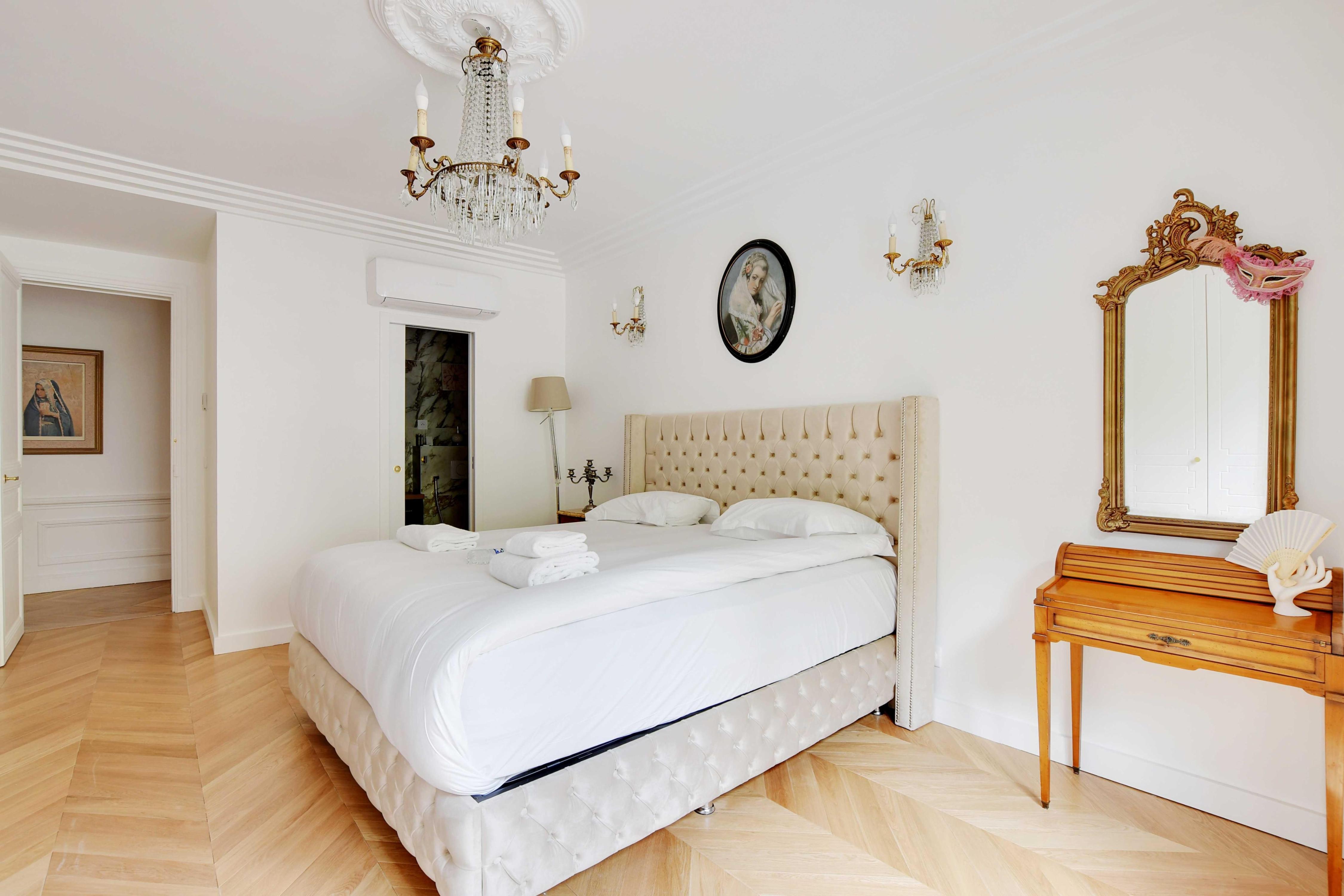 Luxurious flat - 4BD/8P - Arc de Triomphe - Tap to explore photos