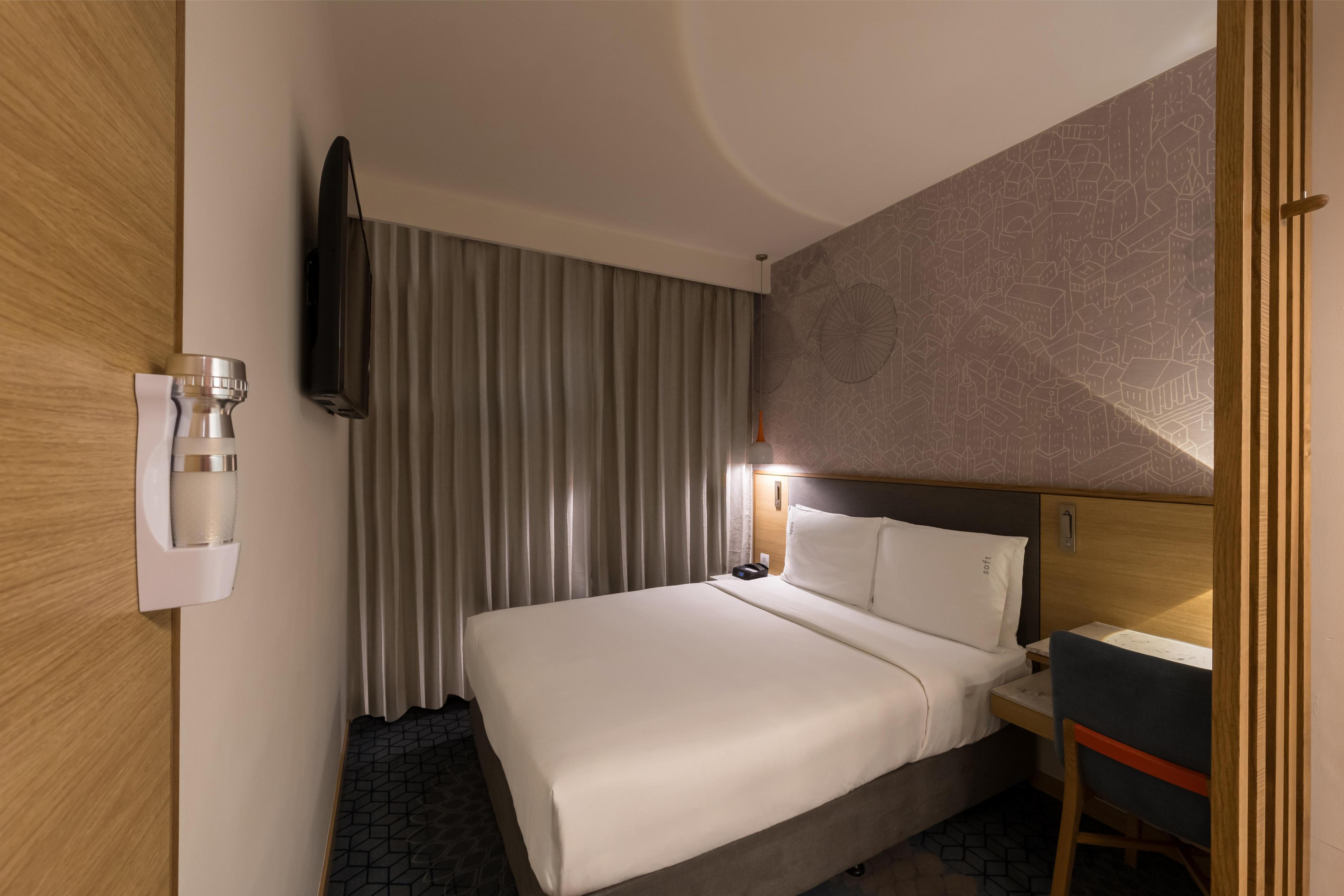 Holiday Inn Express Greater Noida Knowledge Park Room Type - Queen Bed Standard Non-Smoking