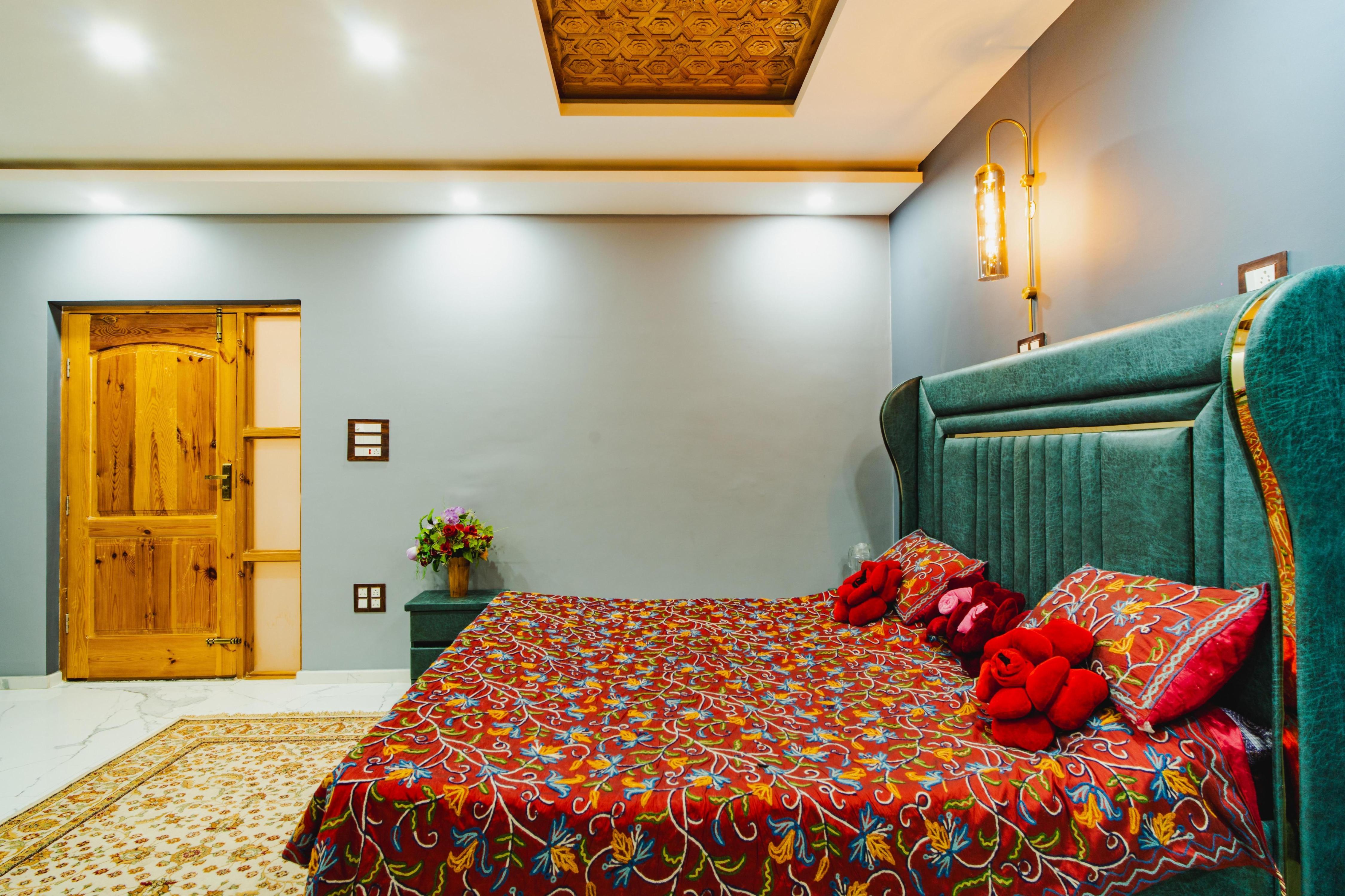 Silver Roche - Tap to explore photos