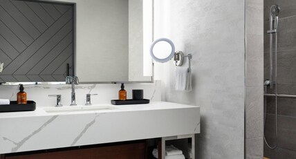 Hotel Alpenrock Breckenridge, Curio Collection by Hilton Room Type - 1 KING DLX ACC W RI SHWR