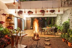 ELIVAAS 5 BHK with Garden & Balconies | Lakeview Manor