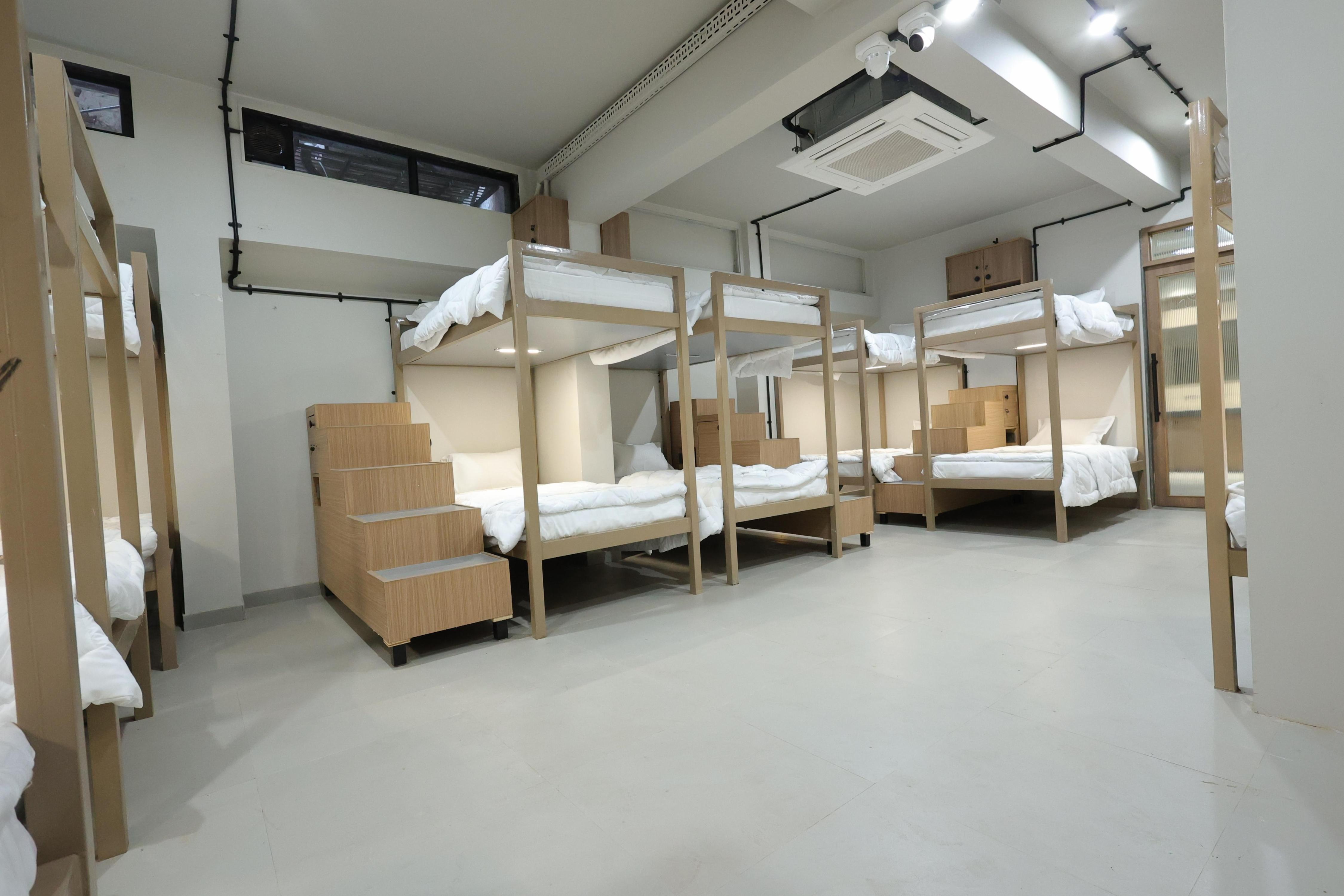 Shri Gurudev Luxurious | AC Dormitory Room Type - Male Dormitory Bed