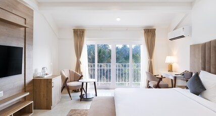 White Wharf Beach Resort Morjim Room Type - Family Room with Bathtub