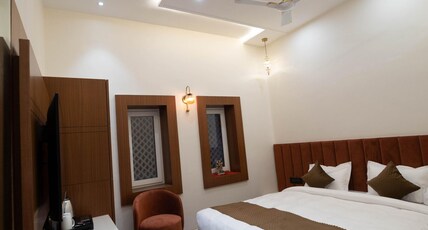 THE LUXURY INN Room Type - Deluxe king room