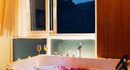 The Whitestone Inn & Suites (A Centrally Heated Mountain & Valley View) Room Type - Honeymoon Suite (Jacuzzi) All Weather AC The Whitestone Inn & Suites (A Centrally Heated Mountain & Valley View) Room Type - Honeymoon Suite (Jacuzzi) All Weather AC