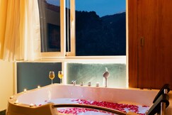 The Whitestone Inn & Suites (A Centrally Heated Mountain & Valley View)