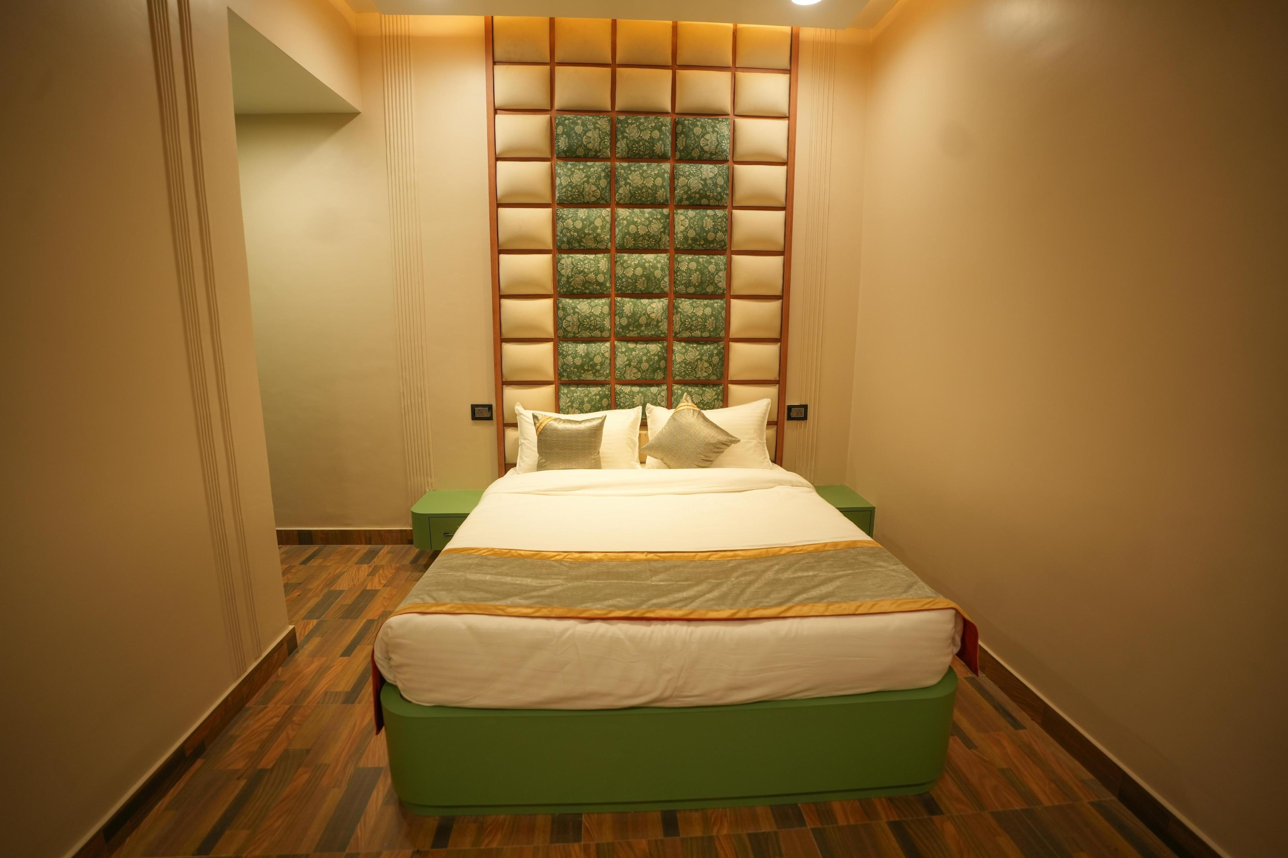 Dashrath Inn | 2 km from Ramjanmbhoomi - Tap to explore photos