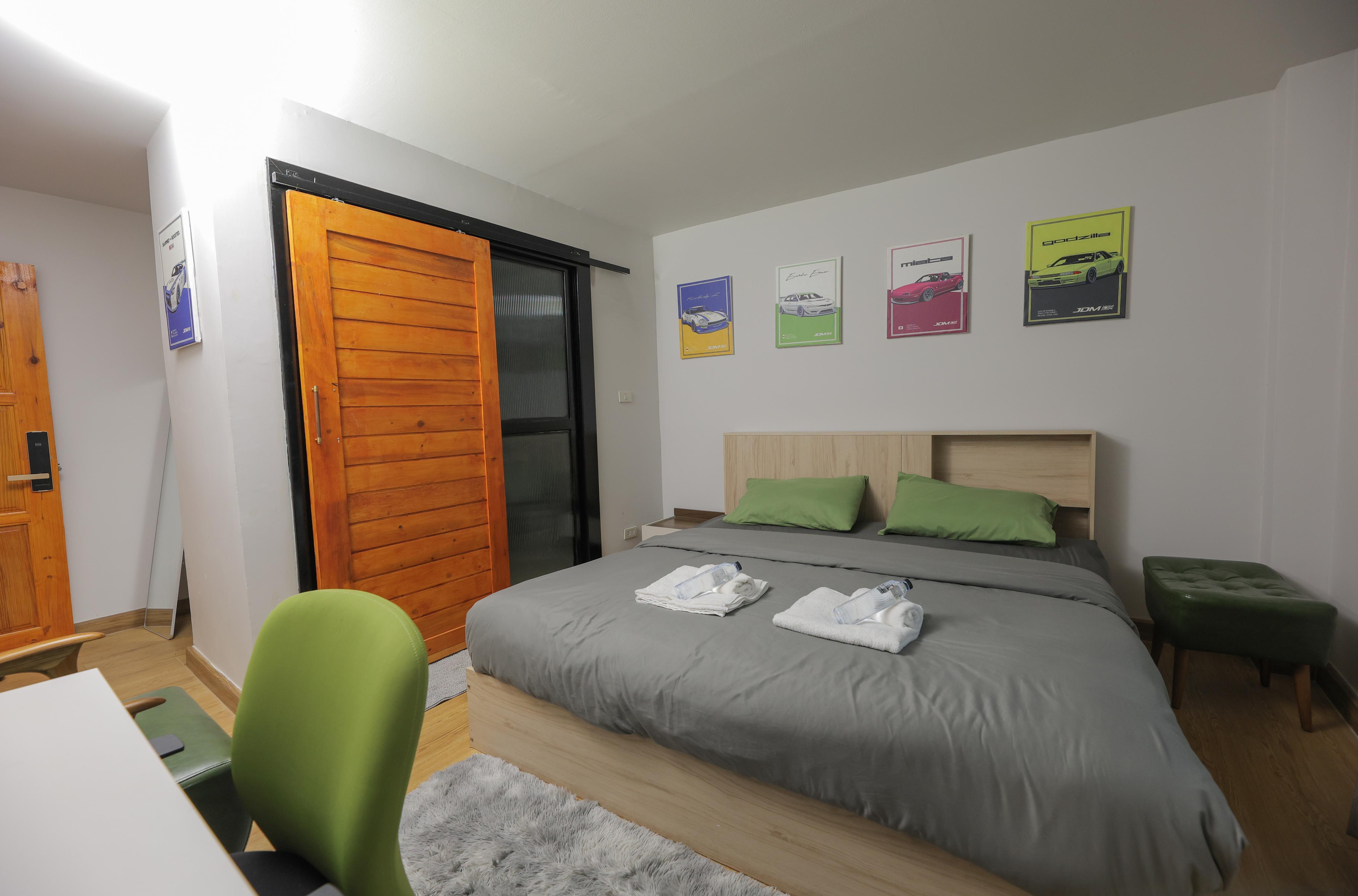 Bud Brew & Beyond Room Type - Cars Room JDM Legends on the Wall
