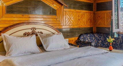 Hotel Vikrant-Nainital Room Type - Family Twin Bed With Lake View