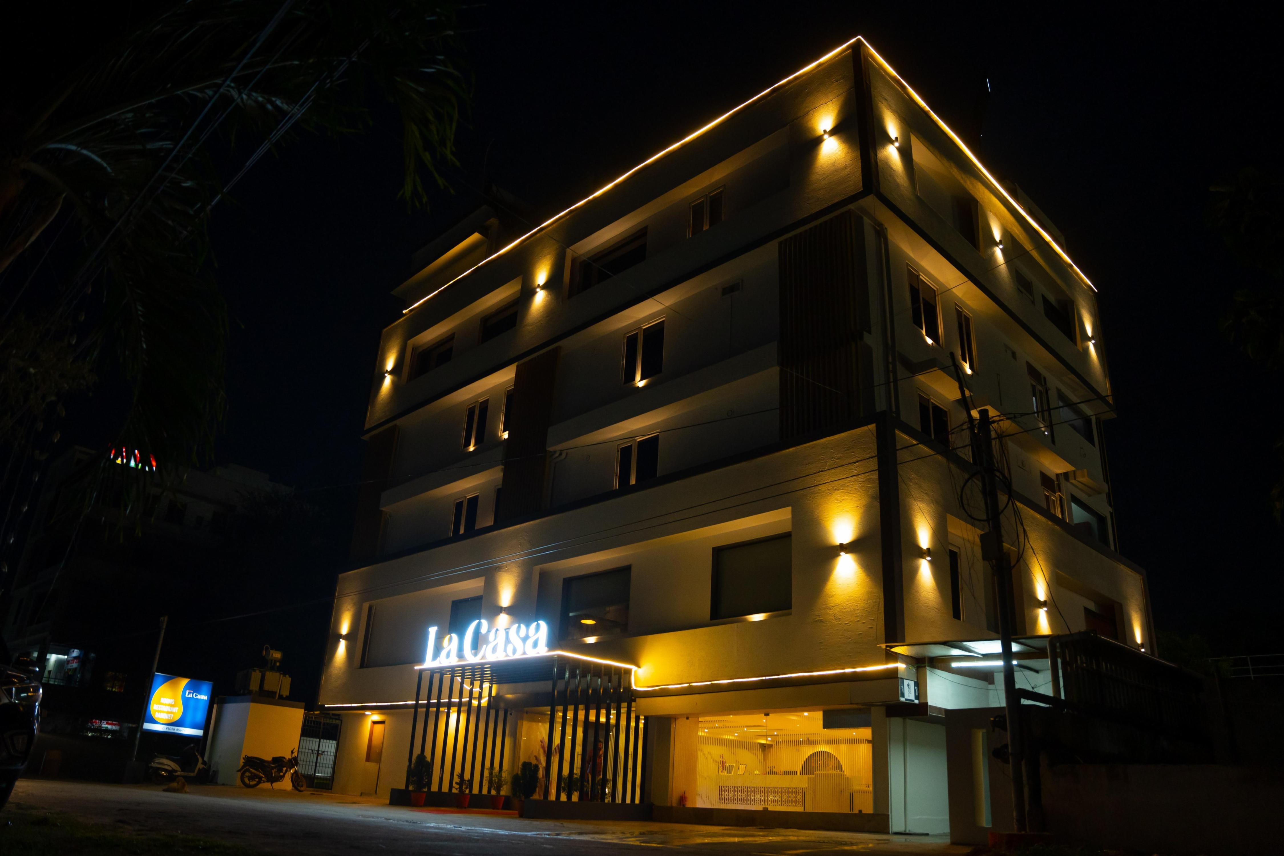 Hotel La Casa - Tap to explore photos