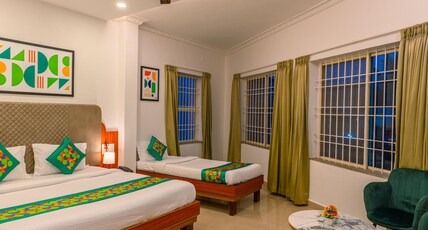 Treebo Regalia Comforts, 5 Mins To Raja Seat Garden Room Type - Deluxe Room with Seating Area And City View