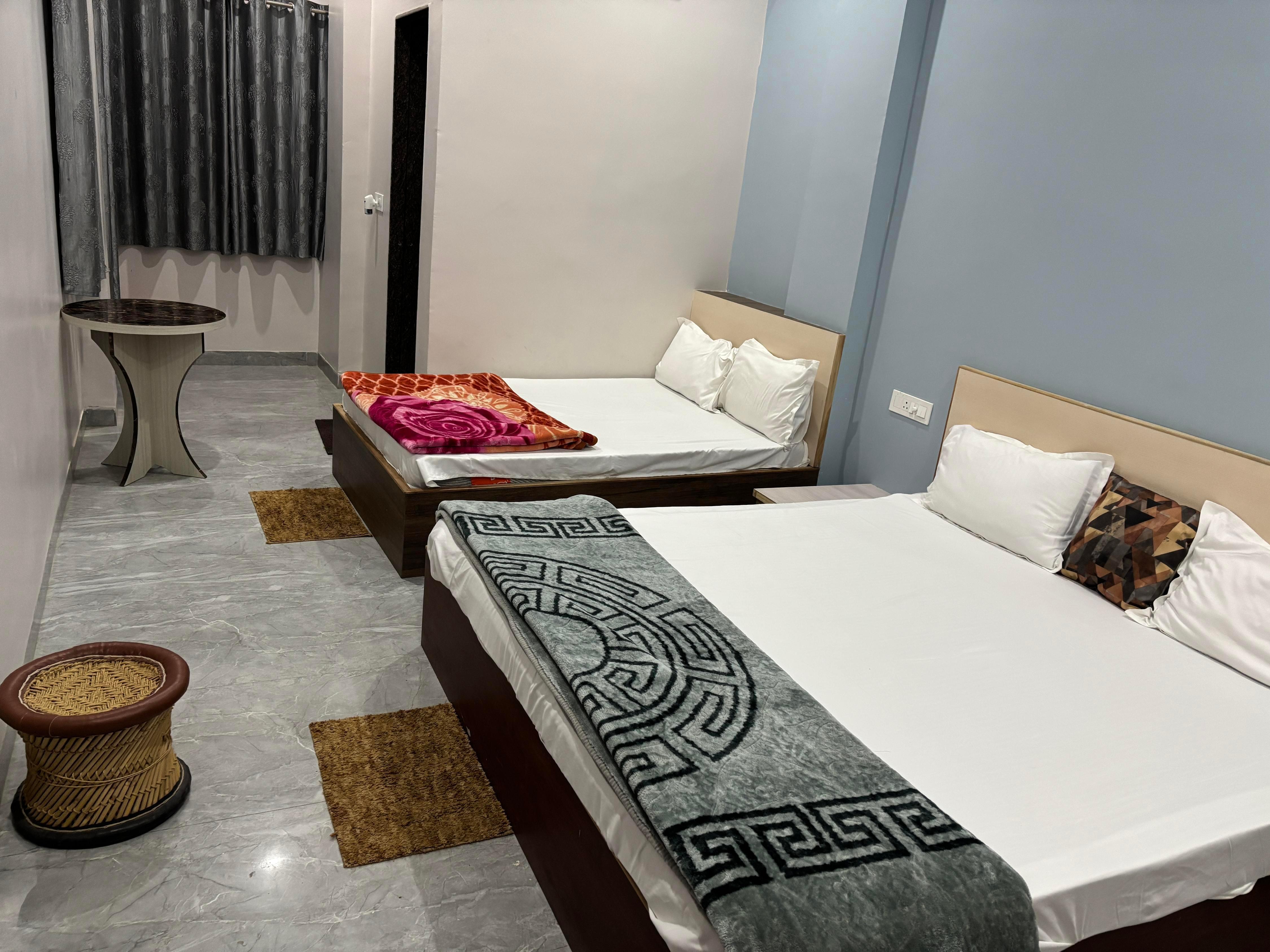 Dhoorji Guest House