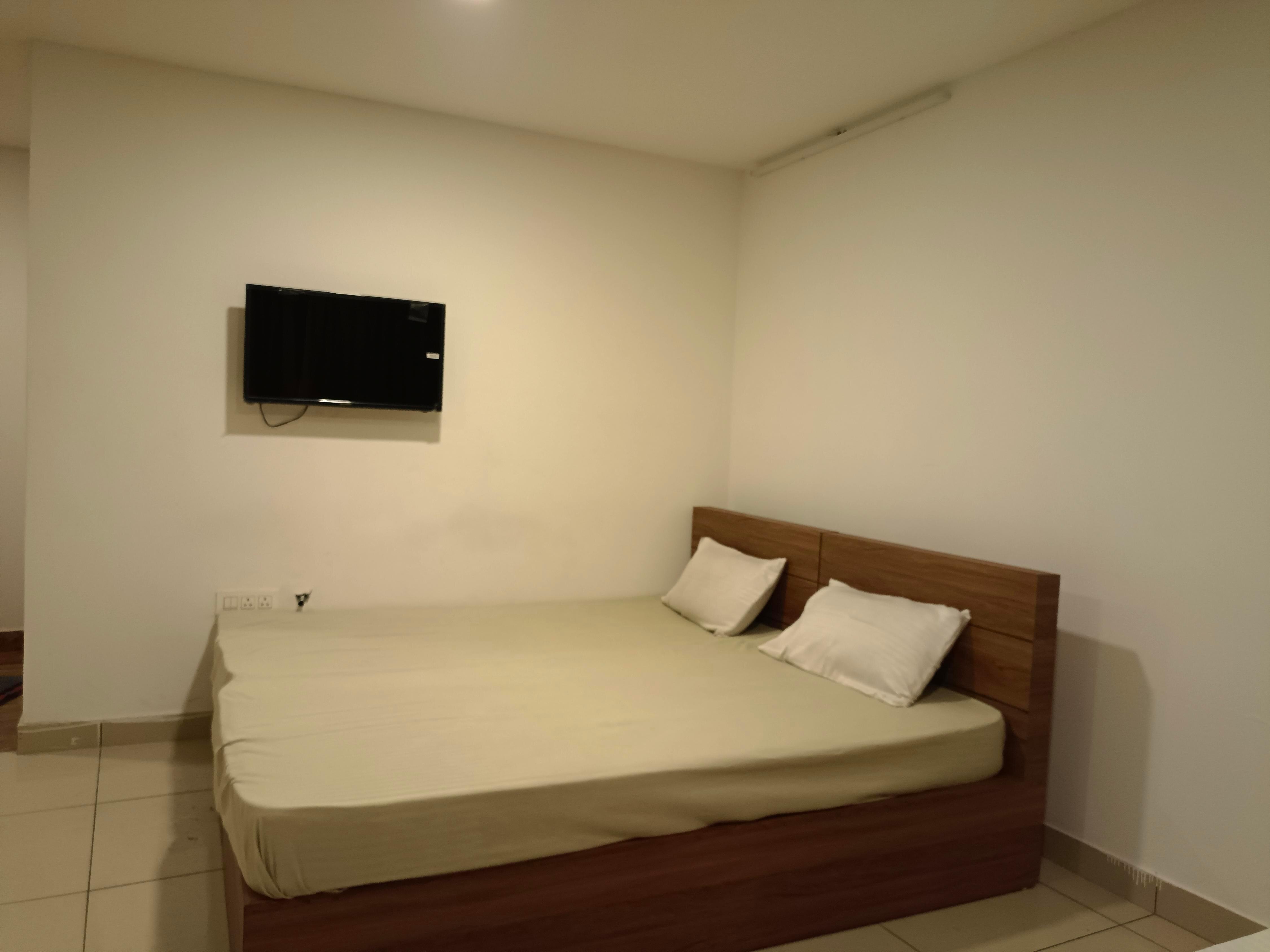 ROYALSUITE - Tap to explore photos