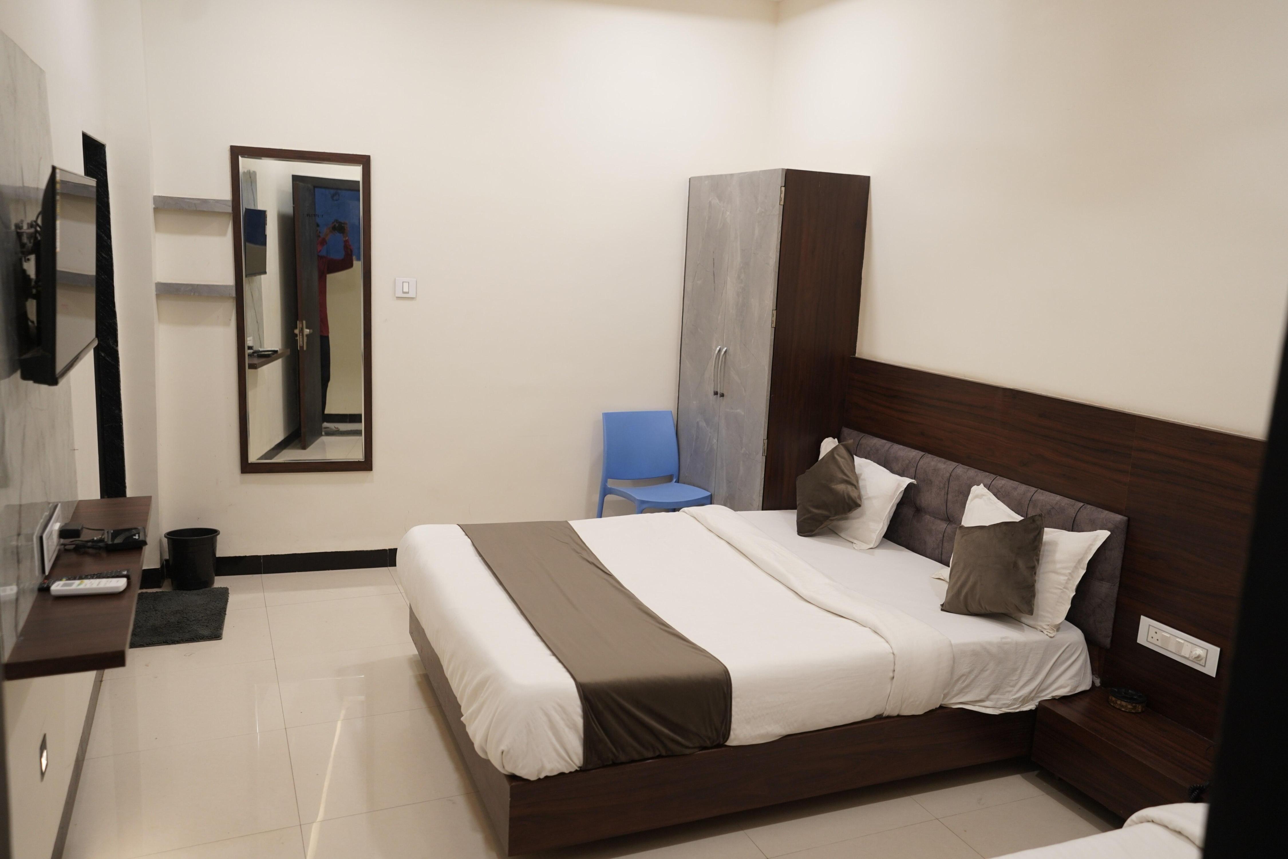 Hotel Dev Kripa Room Type - Deluxe Room