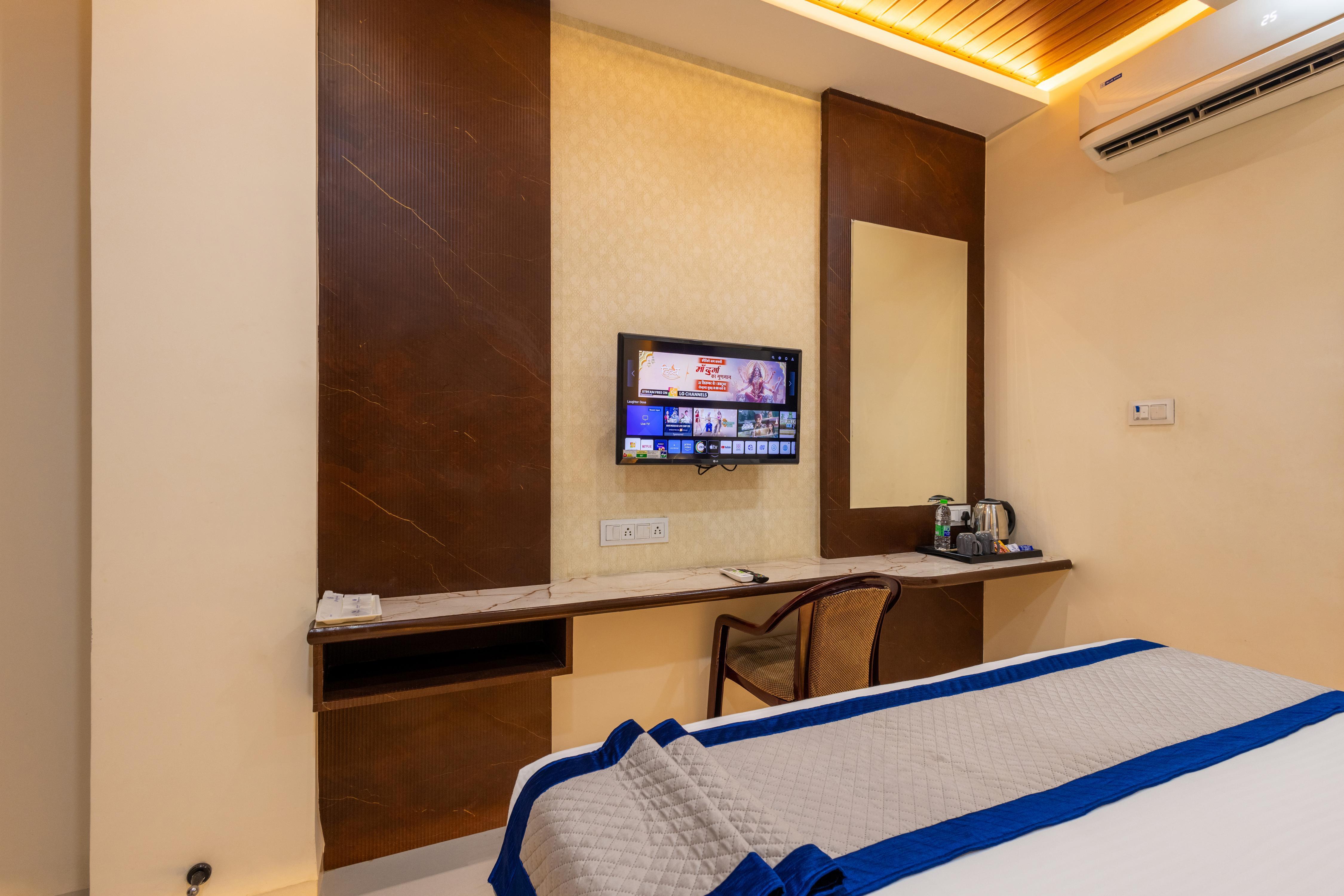 Hotel Pravasa Stay, Dewas Naka - Tap to explore photos