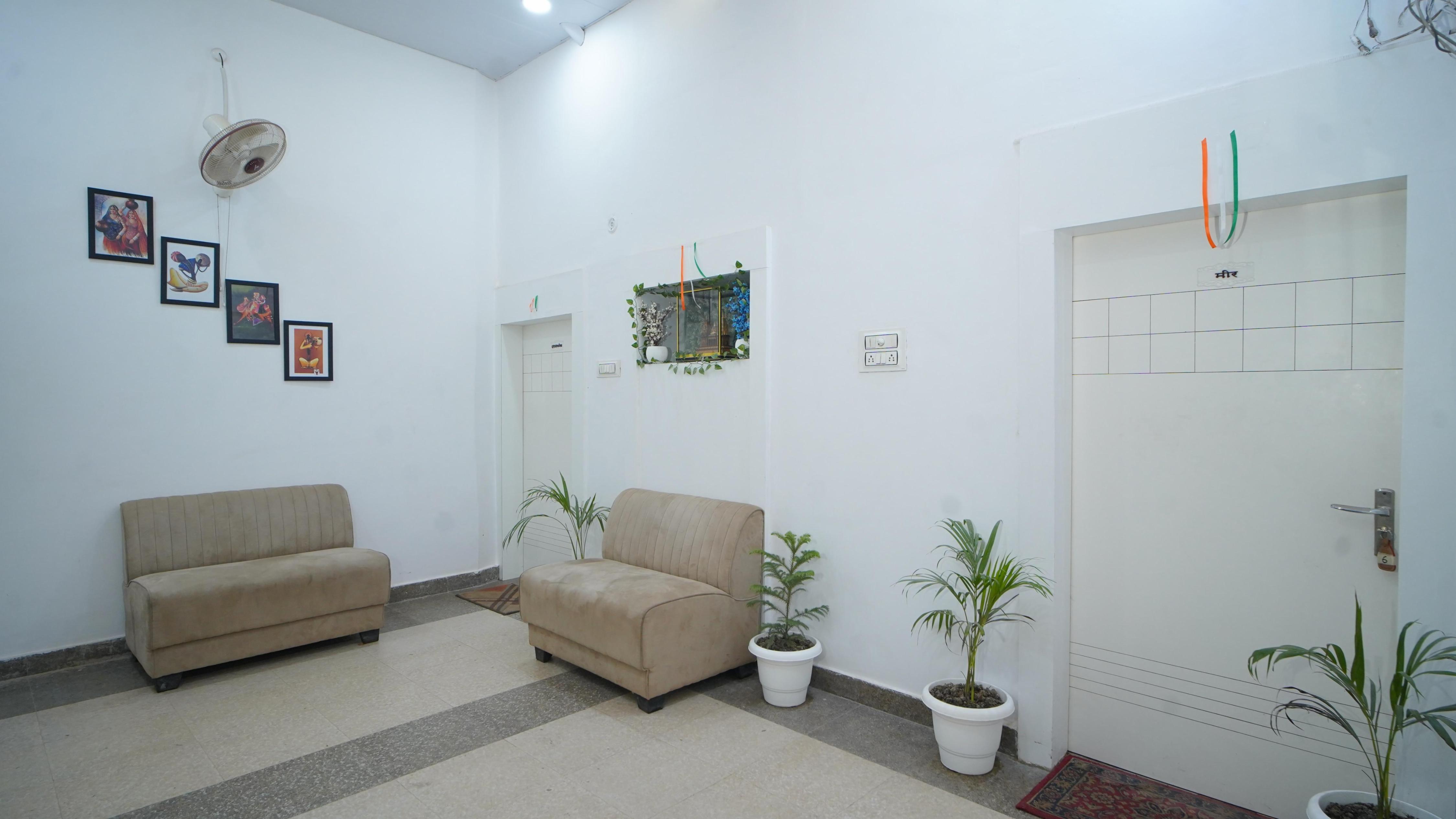 Raahi Luxury Stay | Near Kashi Vishwanath - Tap to explore photos