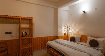 The Rustic Jibhi - Backpackers Hostel Room Type - Deluxe Private Room | Mountain View | With Balcony The Rustic Jibhi - Backpackers Hostel Room Type - Deluxe Private Room | Mountain View | With Balcony