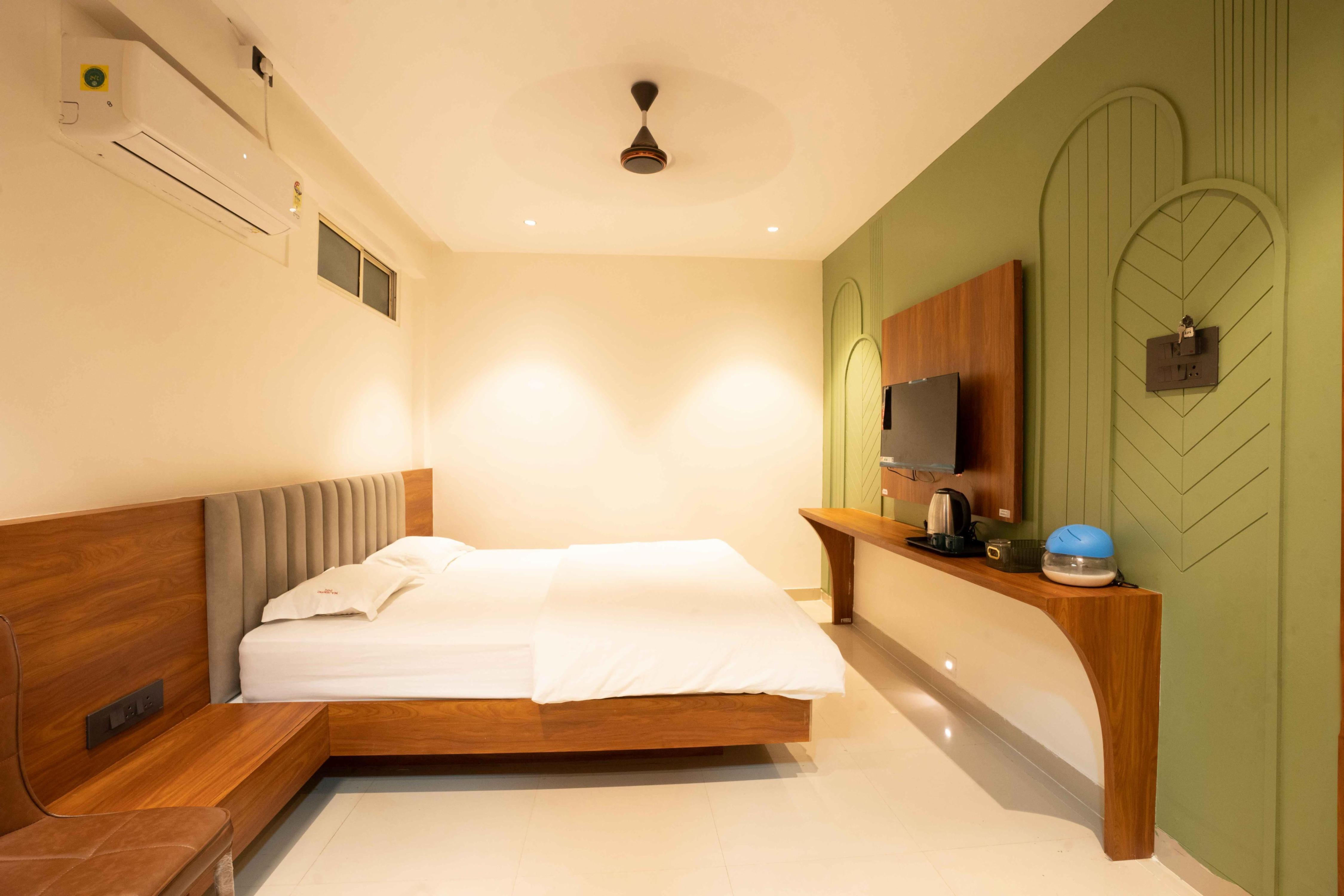 Majestic Inn Room Type - Deluxe Room with Bathtub
