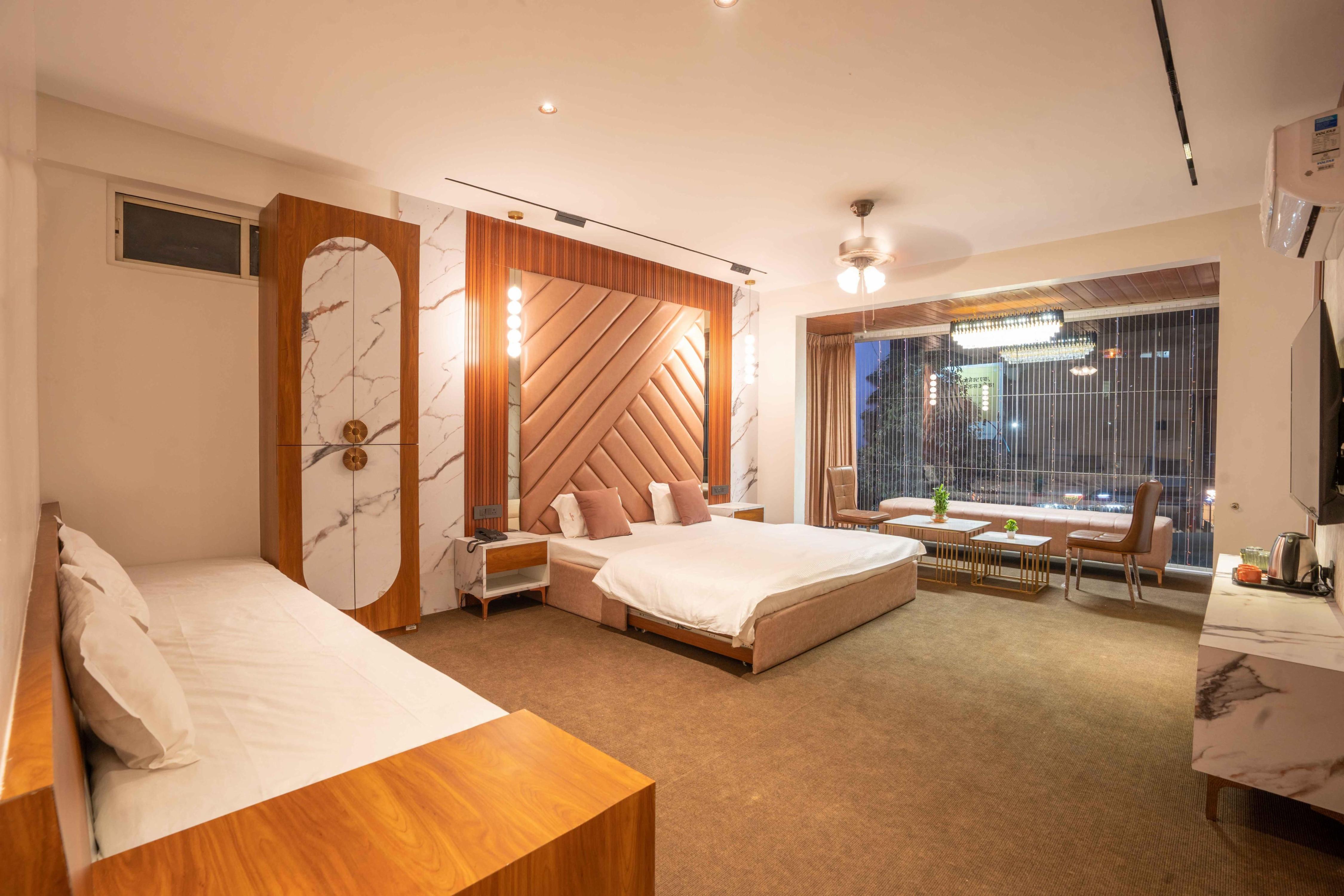 Majestic Inn Room Type - Suite Room with Bathtub