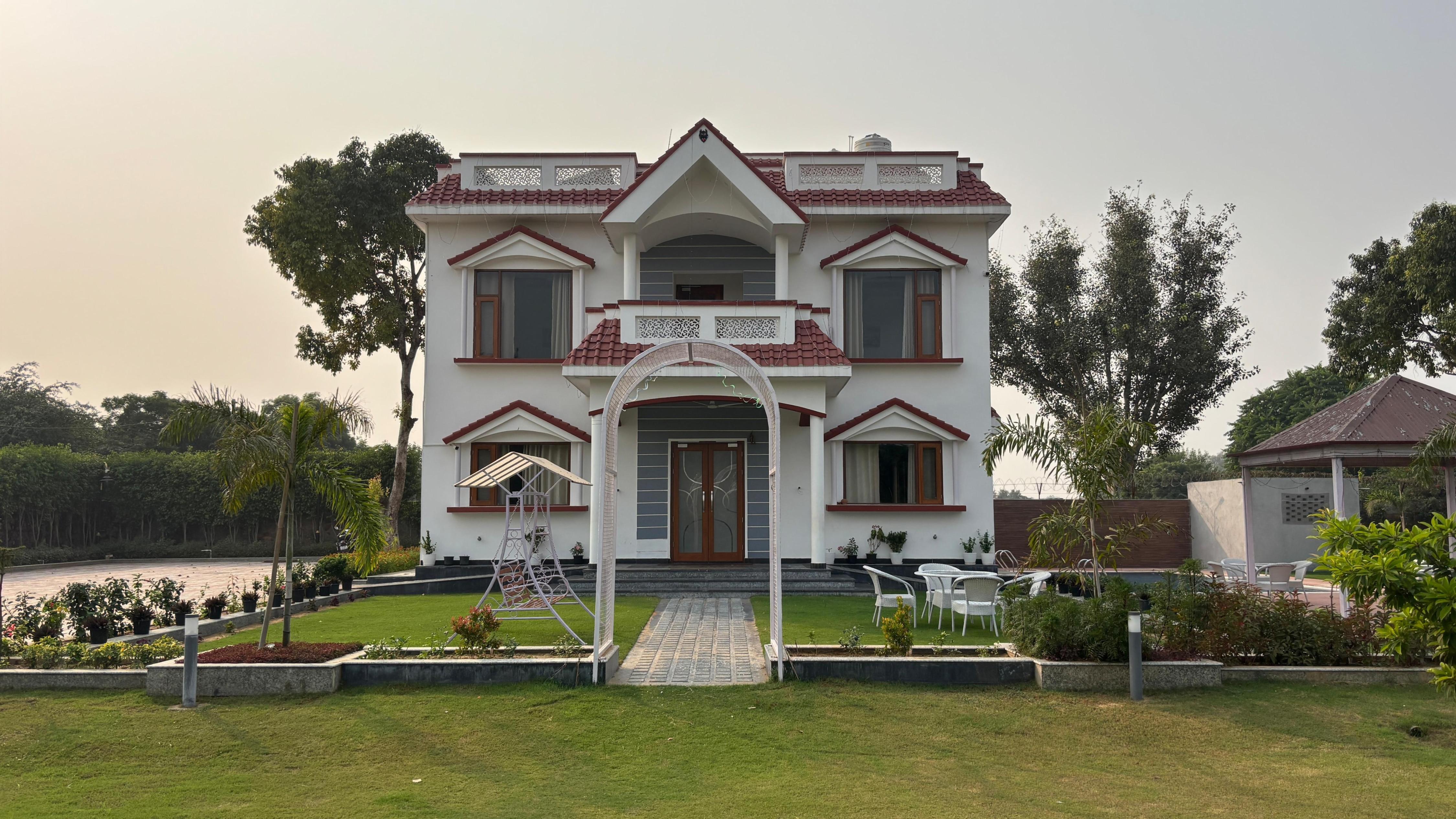 Sunrise Meadow - Premium 4BHK Pool Farm Retreat