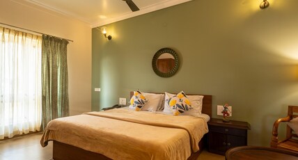 Elegant homestay Room Type - Premium king room