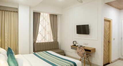 Hotel Emerald Suites & Banquet Room Type - Super Deluxe Room