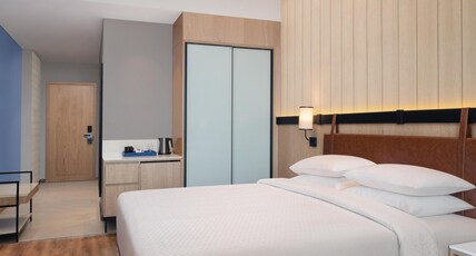 Four Points by Sheraton Nashik Room Type - Deluxe Guest Room, 1 King, City View