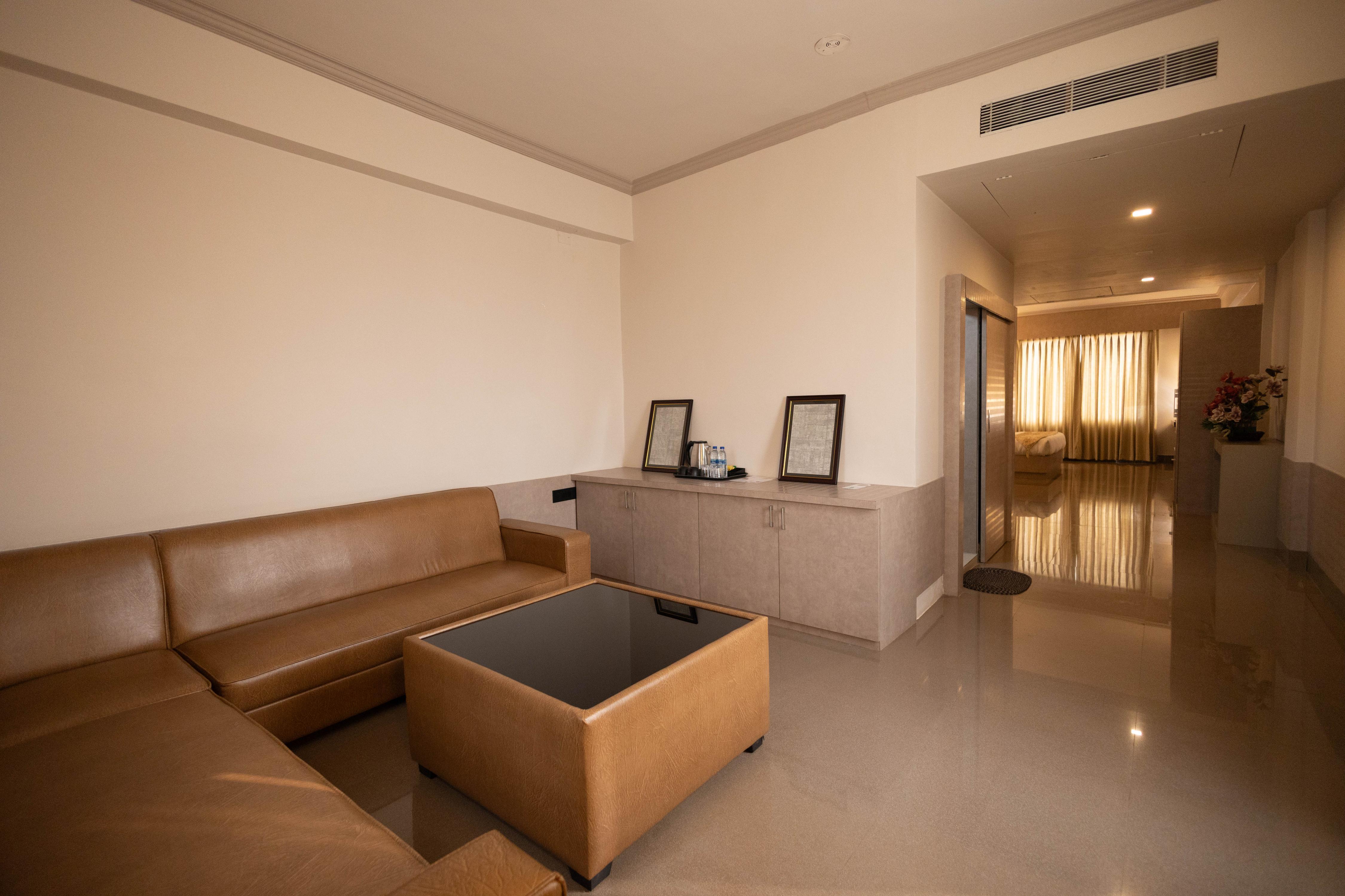 The Layover Hotel - 2 Minutes from the Airport - Tap to explore photos