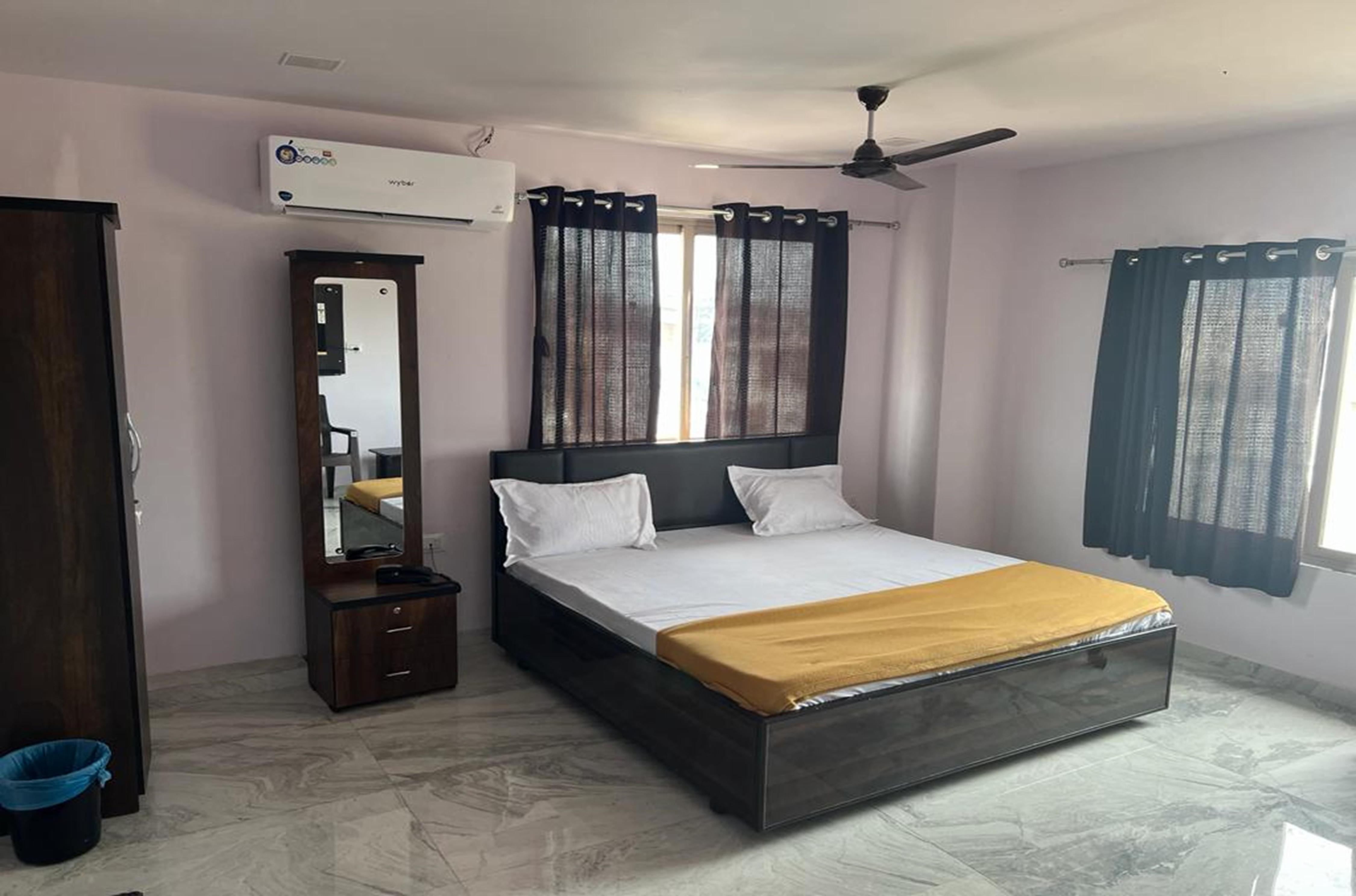Hotel Vishwa Palace - Tap to explore photos