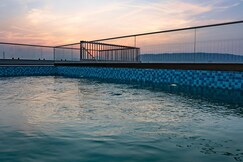 Hotel Patwar Inn With Rooftop Swimming Pool and Mountain Views