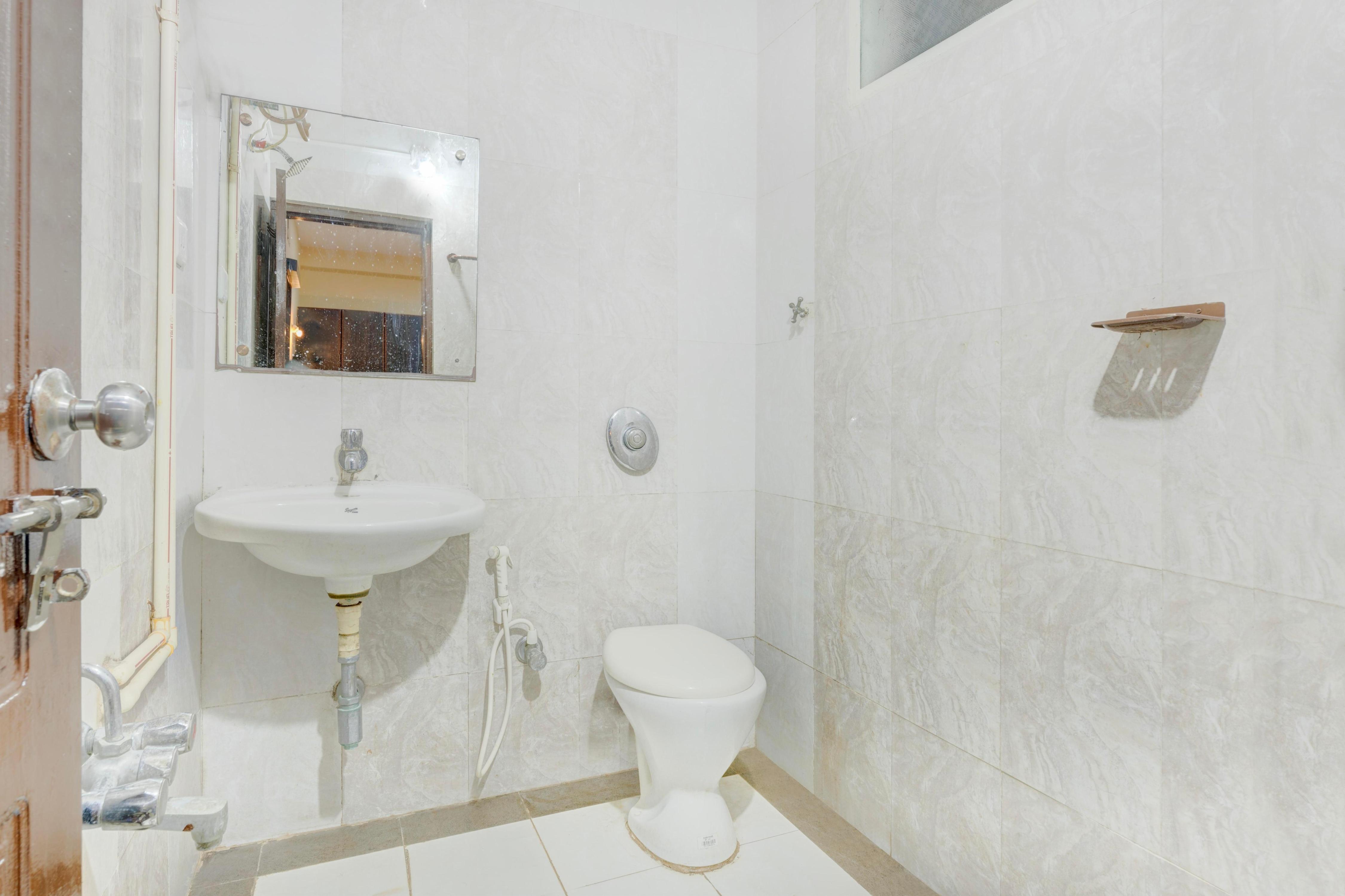 IROOMZ Eco - HOTEL BIG BOSS - Tap to explore photos