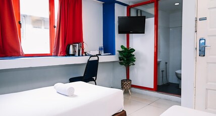 Swing & Pillows - PJ SS2 Room Type - Deluxe Twin Room