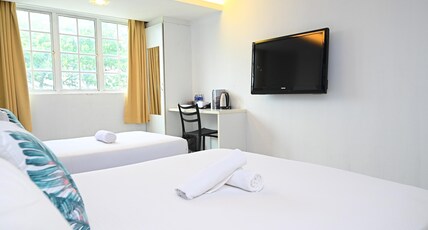 Swing & Pillows - PJ SS2 Room Type - Deluxe Triple Room