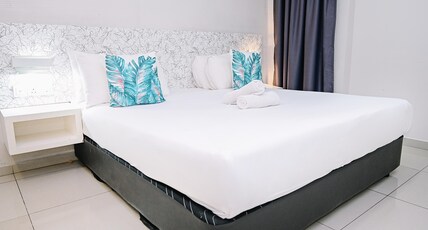 Swing & Pillows - PJ SS2 Room Type - Deluxe King Room