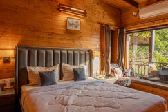 SaffronStays Timber Crest with open air dining