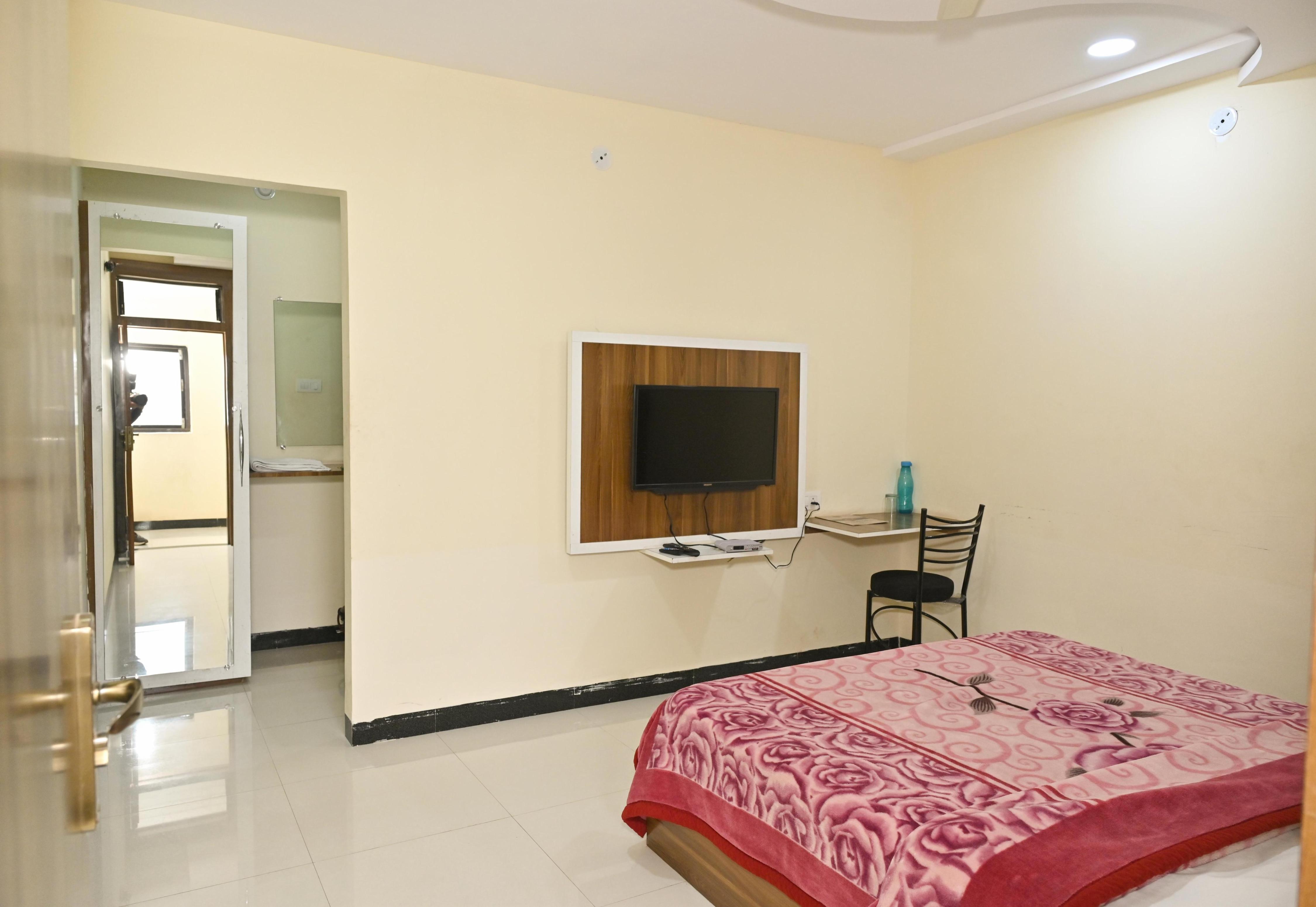 Hotel Royal Palace Room Type - DELUXE ROOM ( NON - AC )