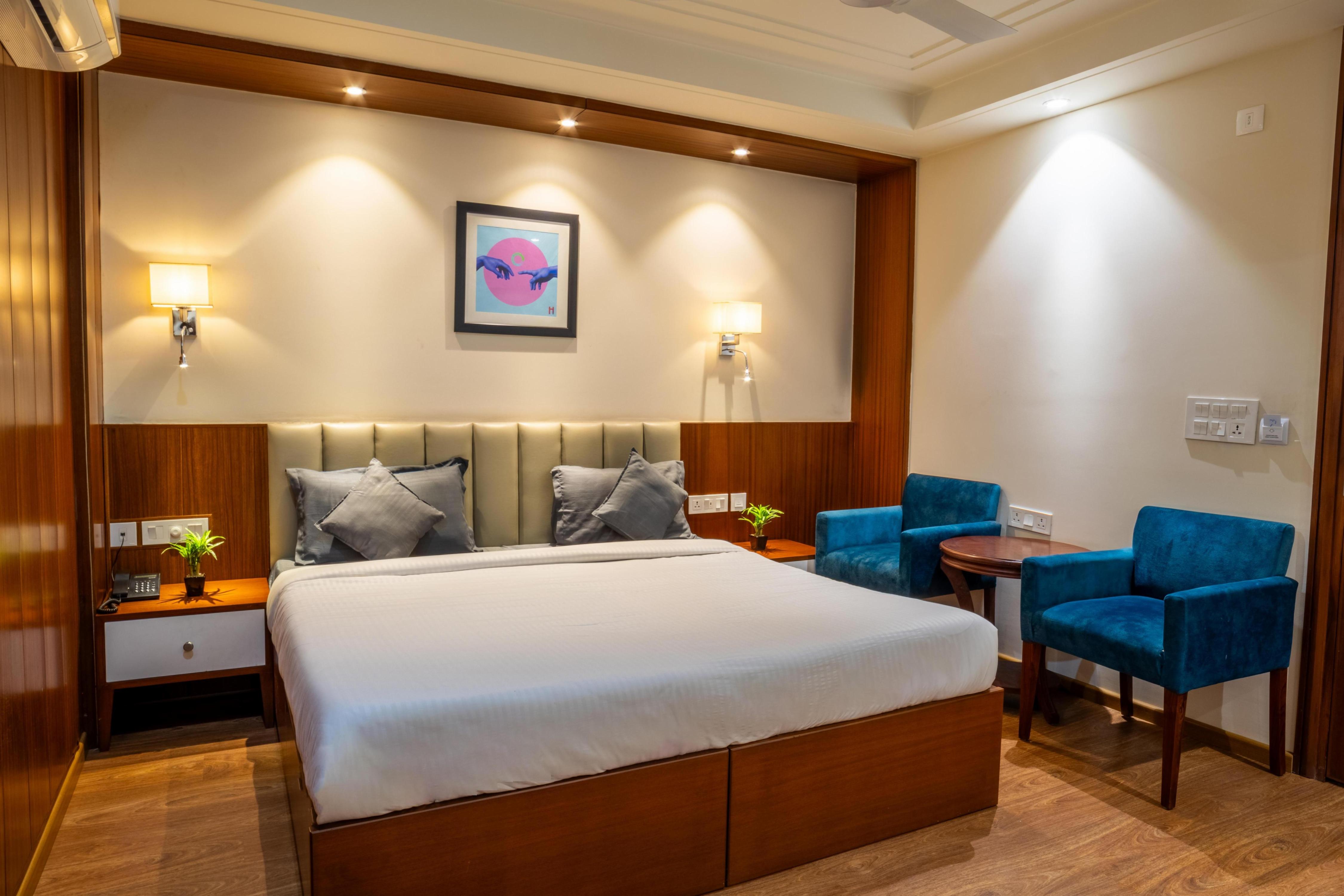 Housr Sector 42 Gurgaon Golf Course Road Room Type - Deluxe King Bed Room