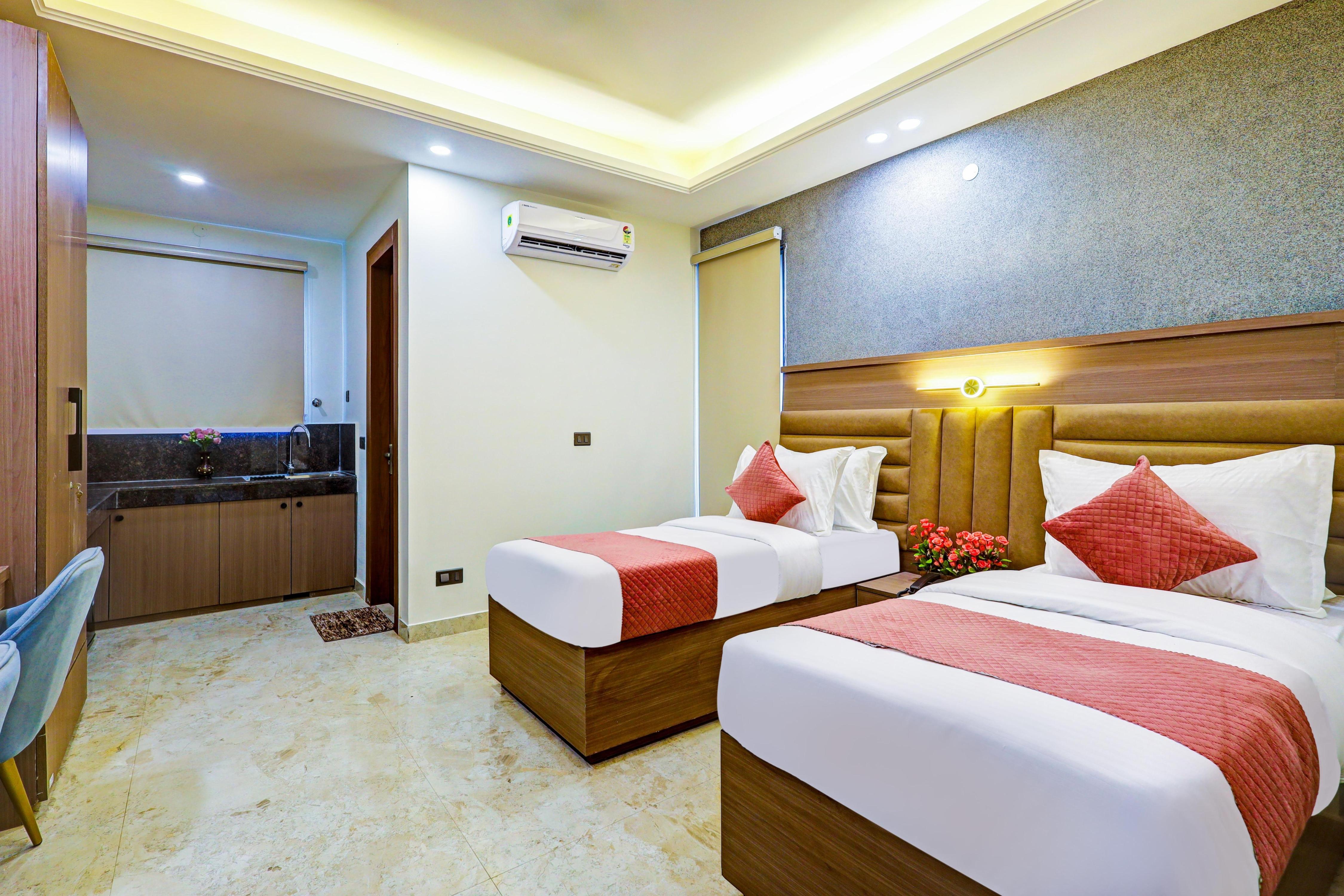 Limewood Stay Premium Studios - Near Sector 29 Room Type - Twin Bed Room With Balcony