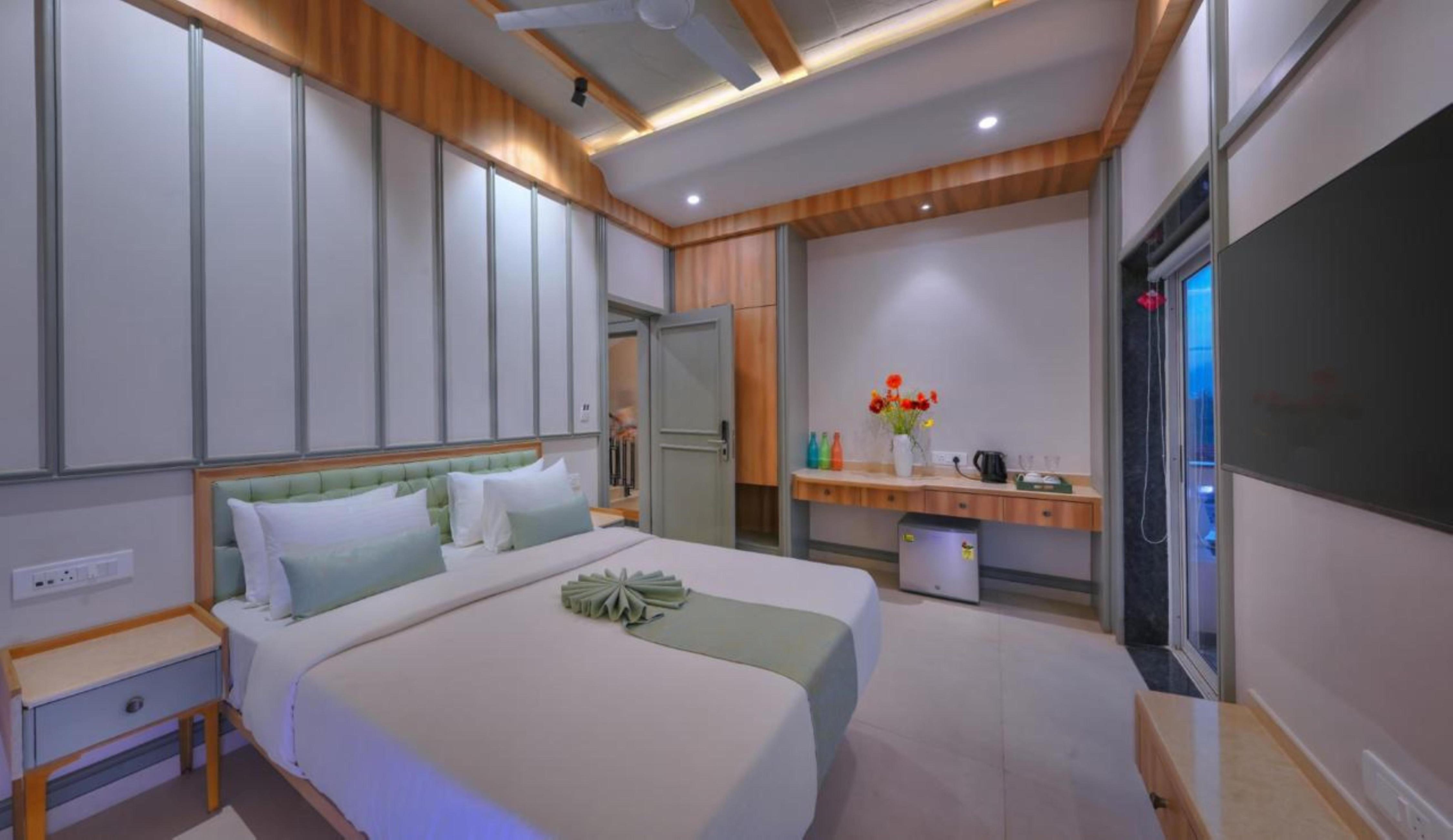 Foxoso Vega Luxury Suite 3BHK Suite with Pvt Pool - Tap to explore photos
