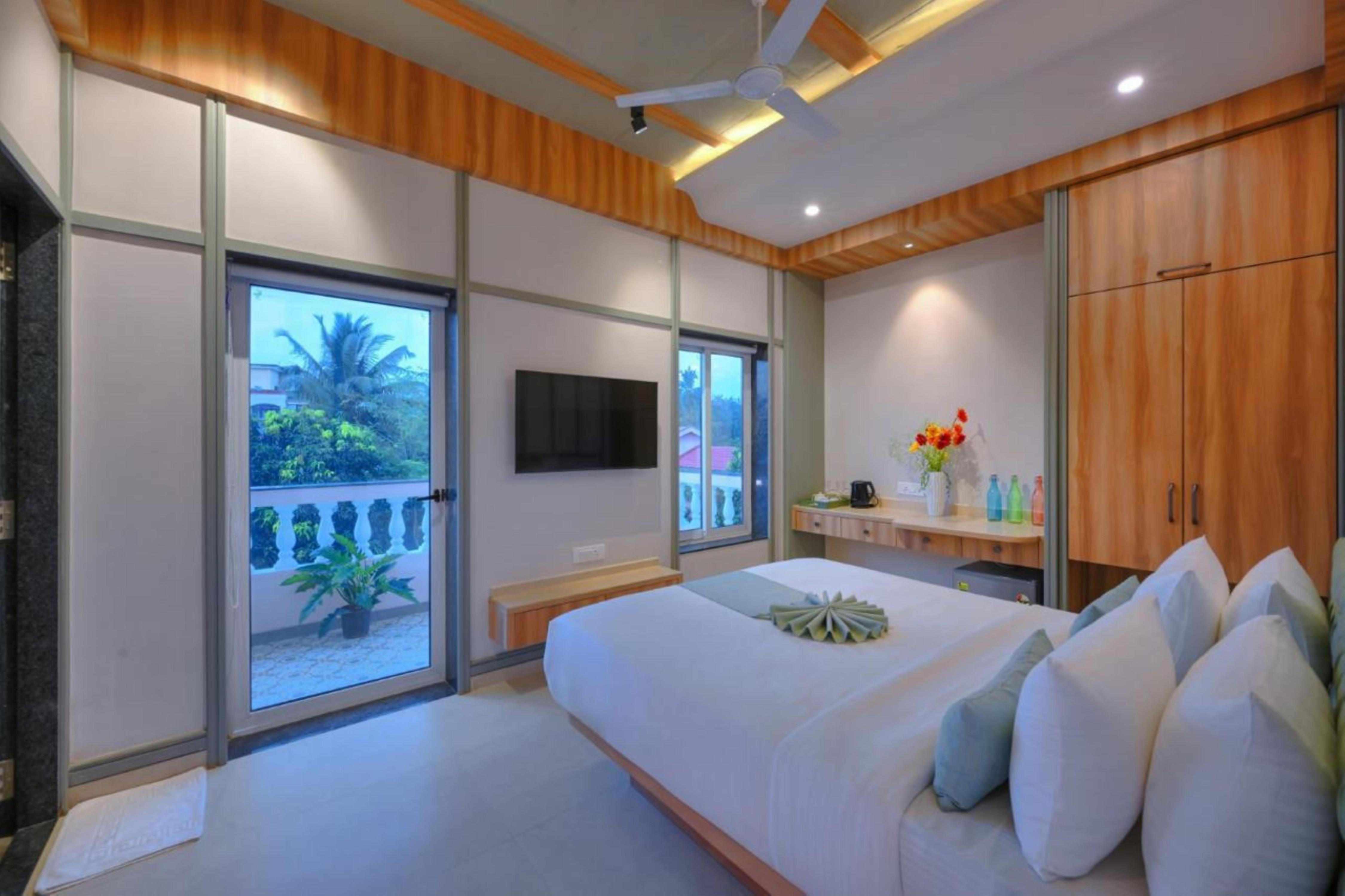 Foxoso Vega Luxury Suite 3BHK Suite with Pvt Pool - Tap to explore photos