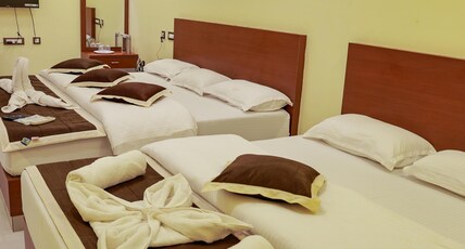 SASTI GRAND IN Room Type - FAMILY SUITE  AC